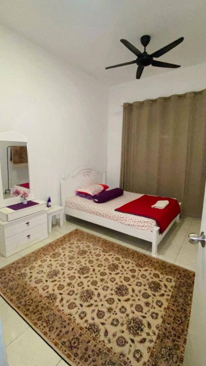 Fallem's Homestay Melaka I 4 ROOMS I FULLY AIRCOND I 9 PAX I FREE WIFI I NETFLIX I INTEX POOL photo 3