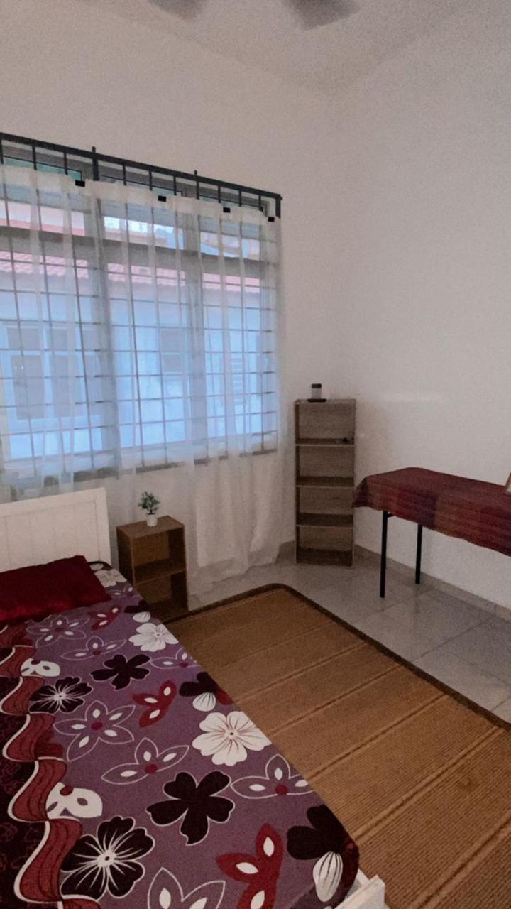 Fallem's Homestay Melaka I 4 ROOMS I FULLY AIRCOND I 9 PAX I FREE WIFI I NETFLIX I INTEX POOL photo 5