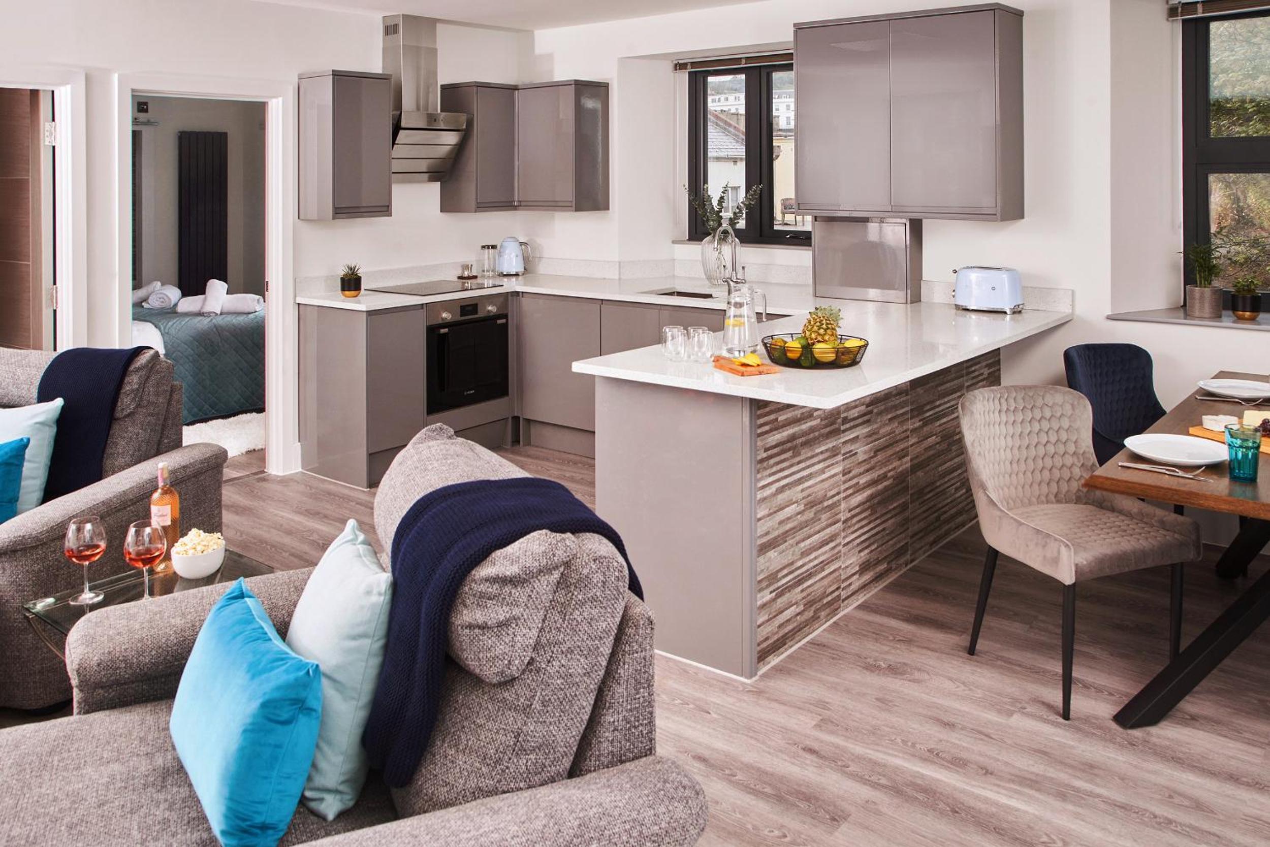 Harbour Breeze - On Torquay's iconic marina with hot tub view 4
