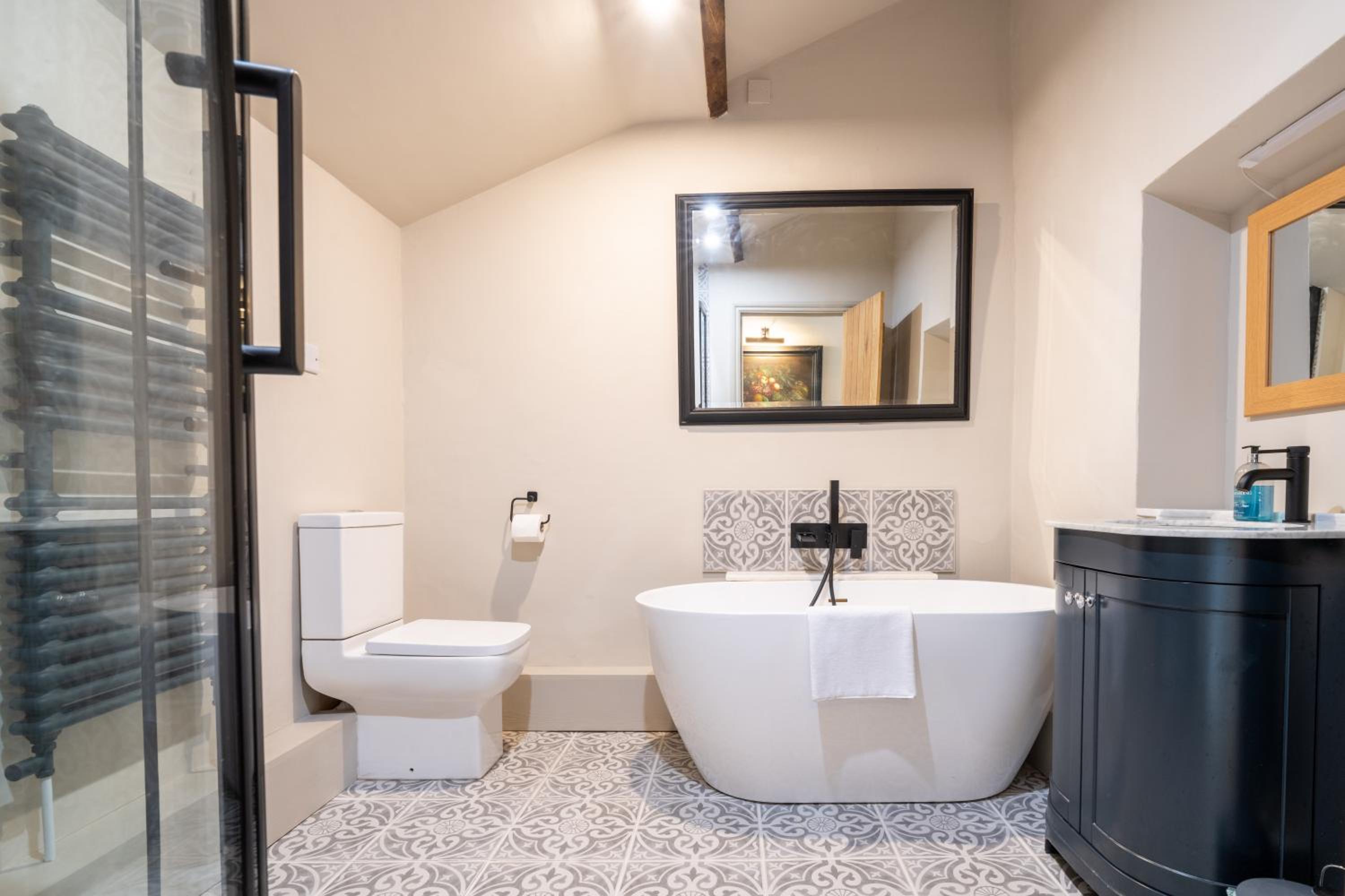 Knyvetts sleeps 6, 3 double beds, pretty garden view 4