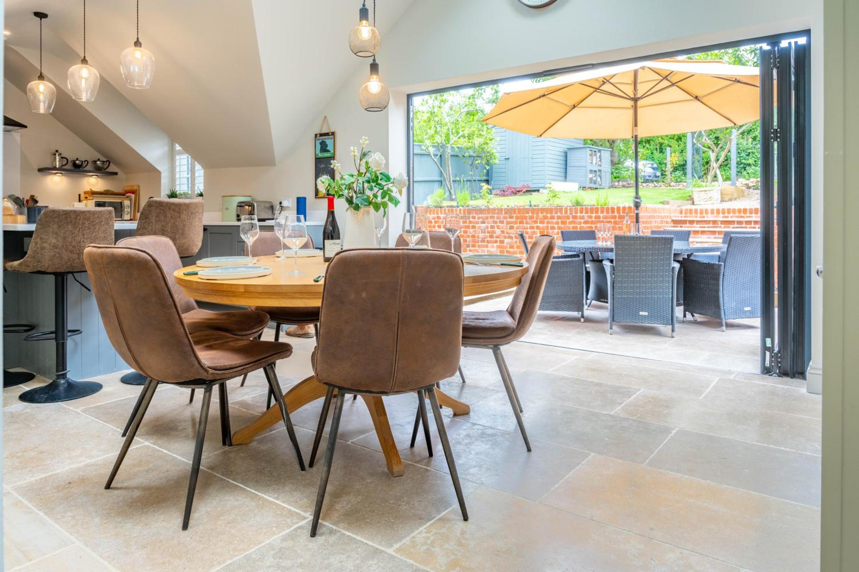 Knyvetts sleeps 6, 3 double beds, pretty garden view 5