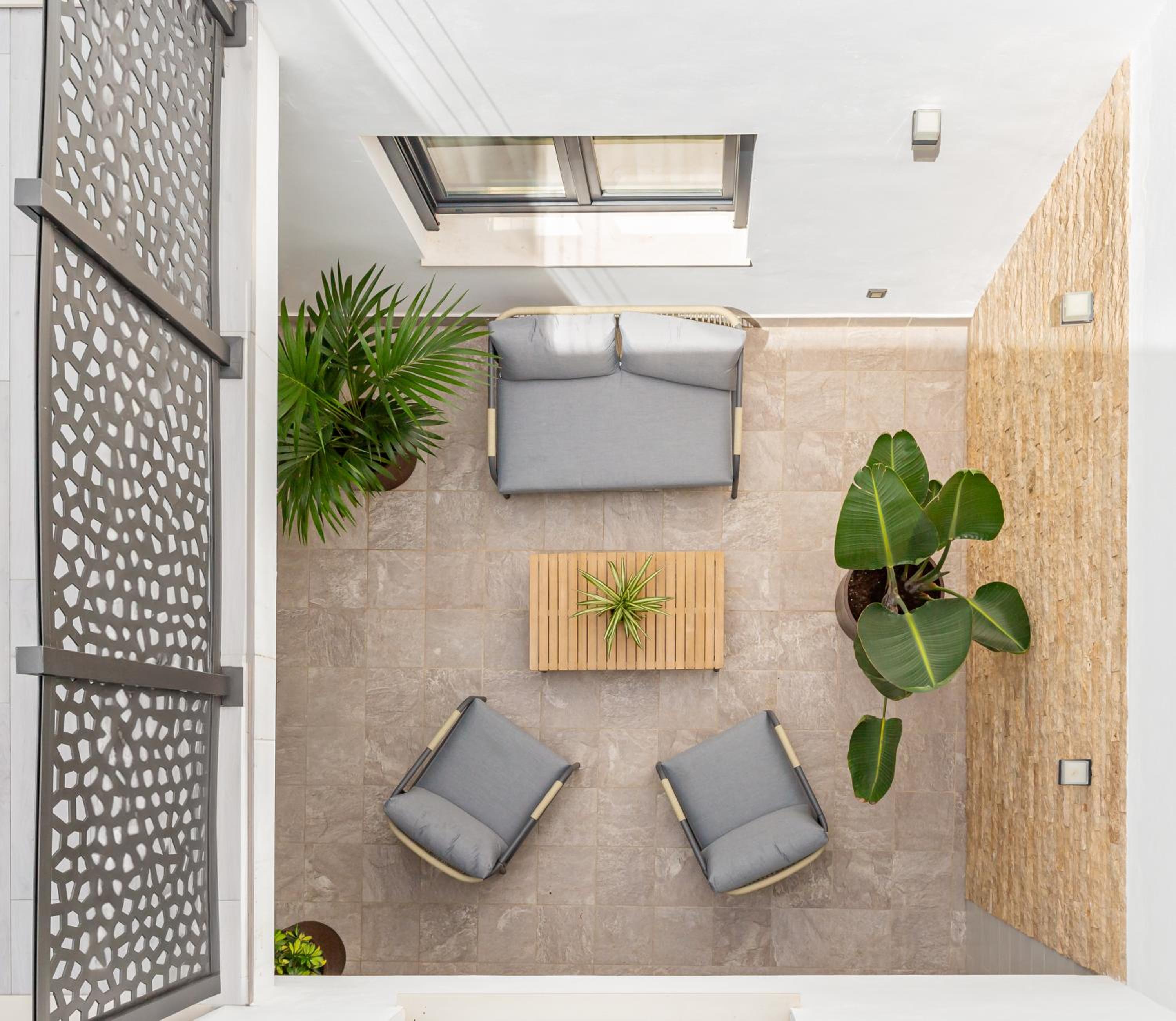 Stay Belonio L'Prados