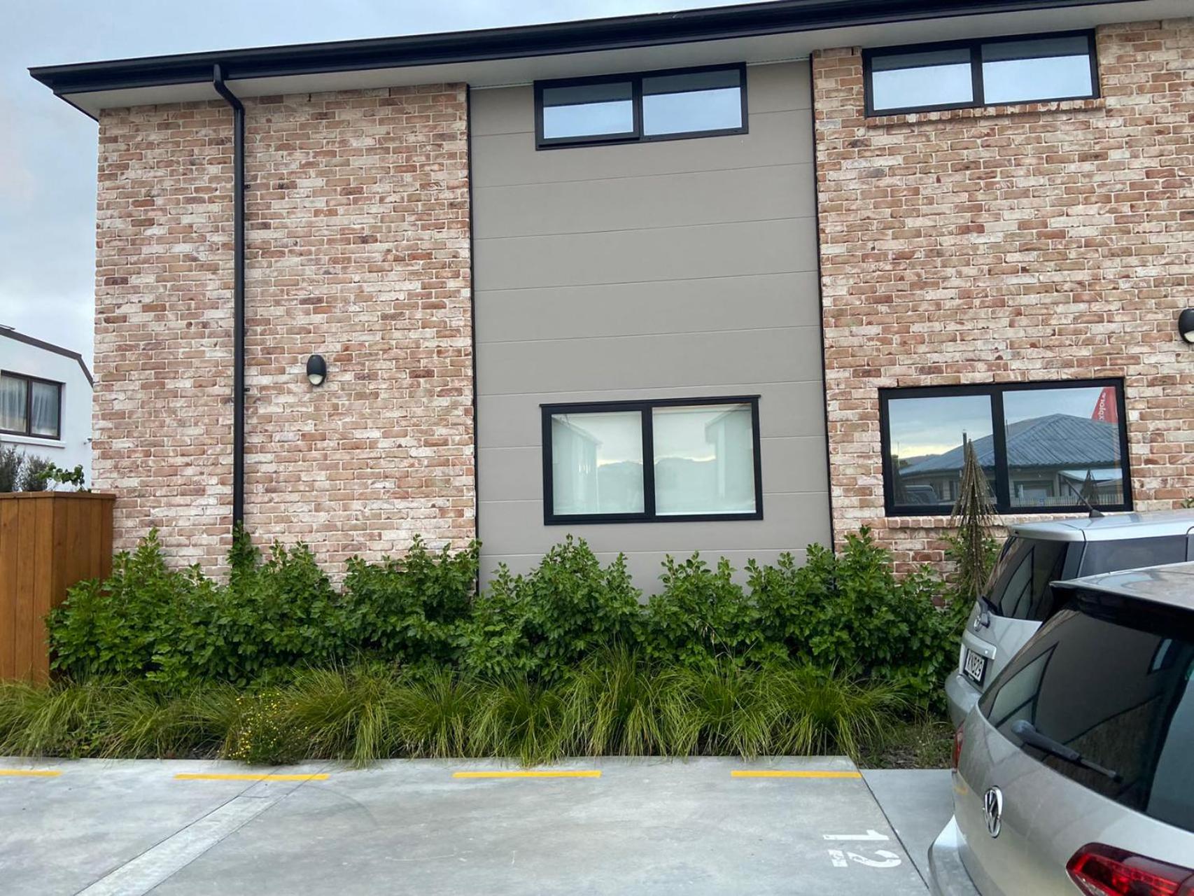 Near Stadium and railway station 3 beds 1 bath townhouse with Car Park onsite view 5