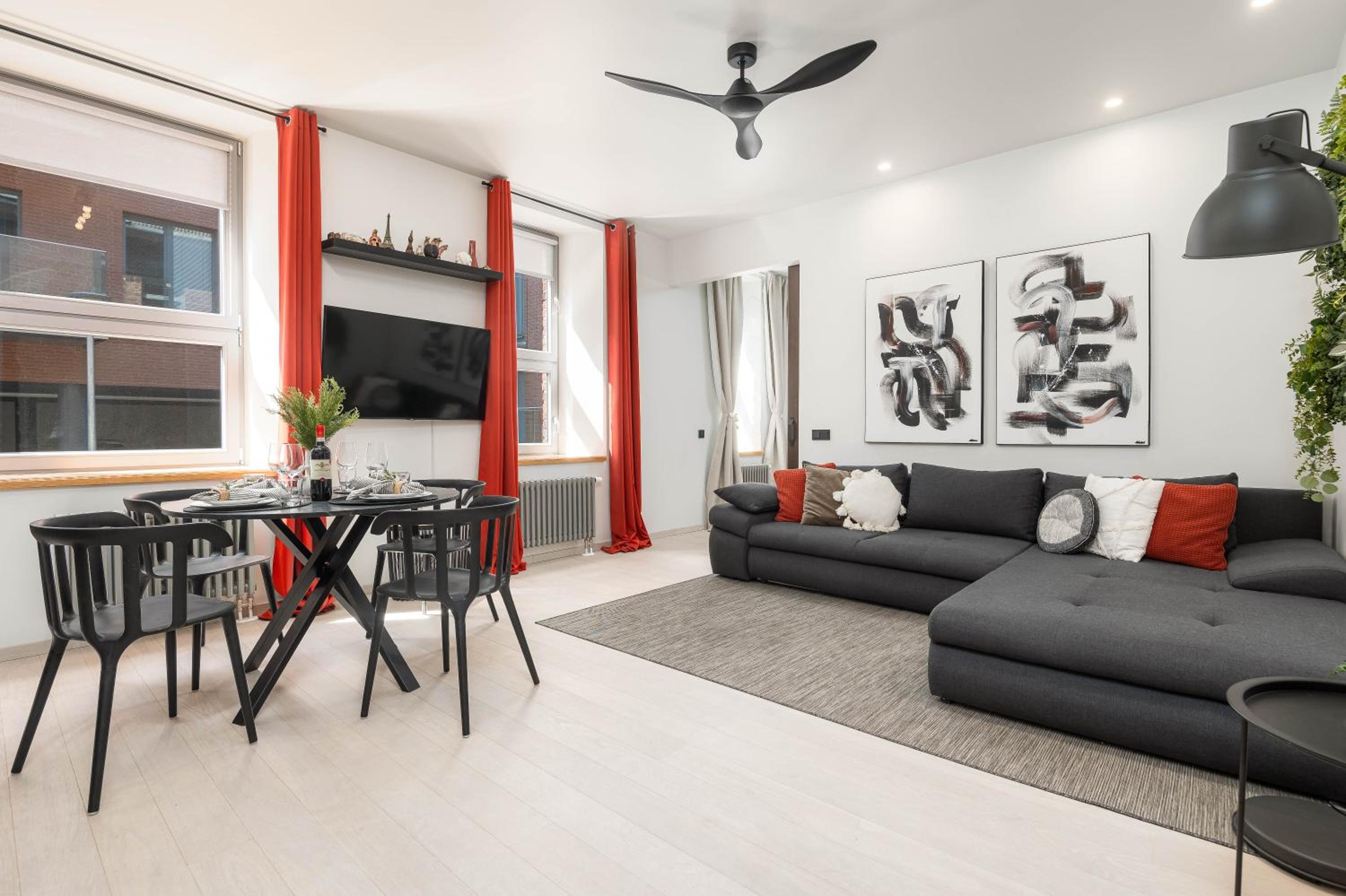 Spacious and Modern City Centre Deluxe Entire Flat for business and holiday