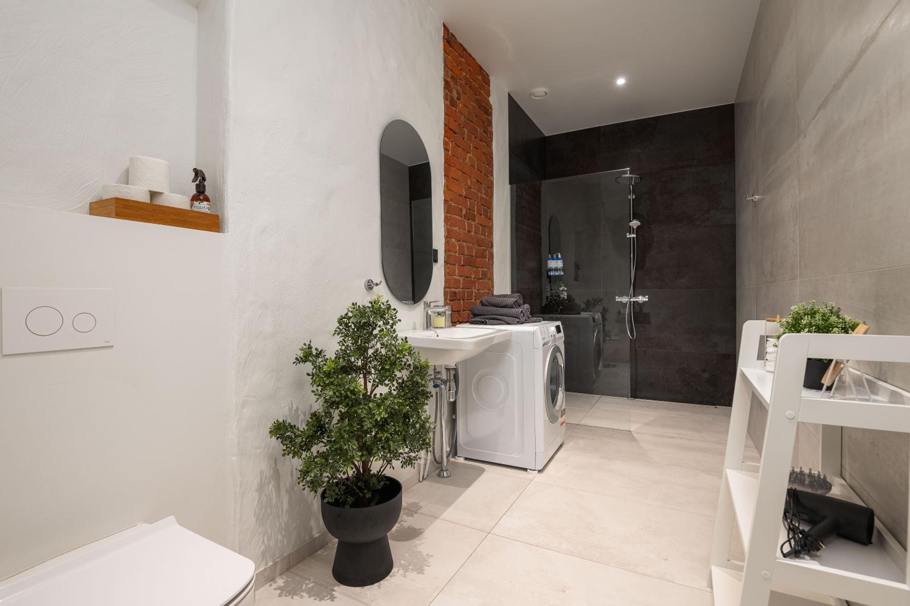 Spacious and Modern City Centre Deluxe Entire Flat for business and holiday