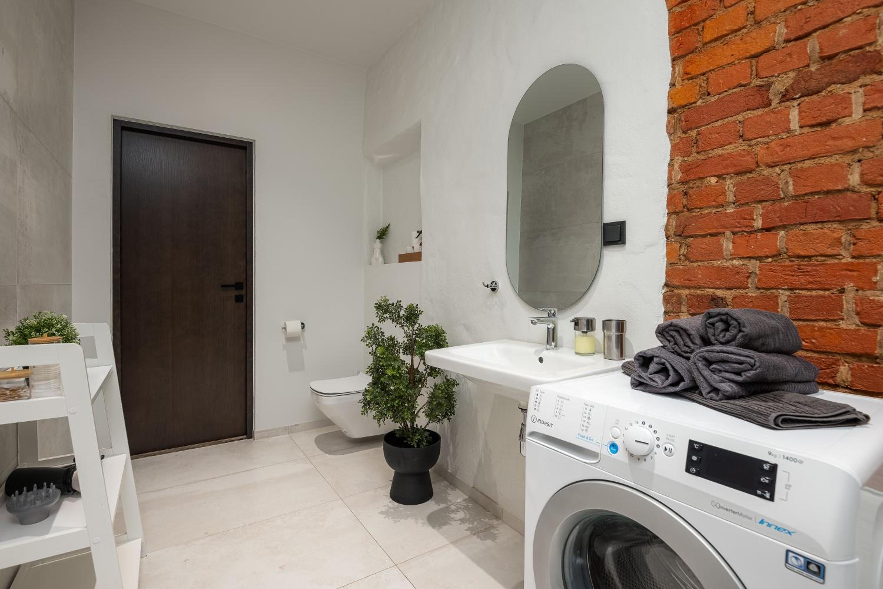 Spacious and Modern City Centre Deluxe Entire Flat for business and holiday