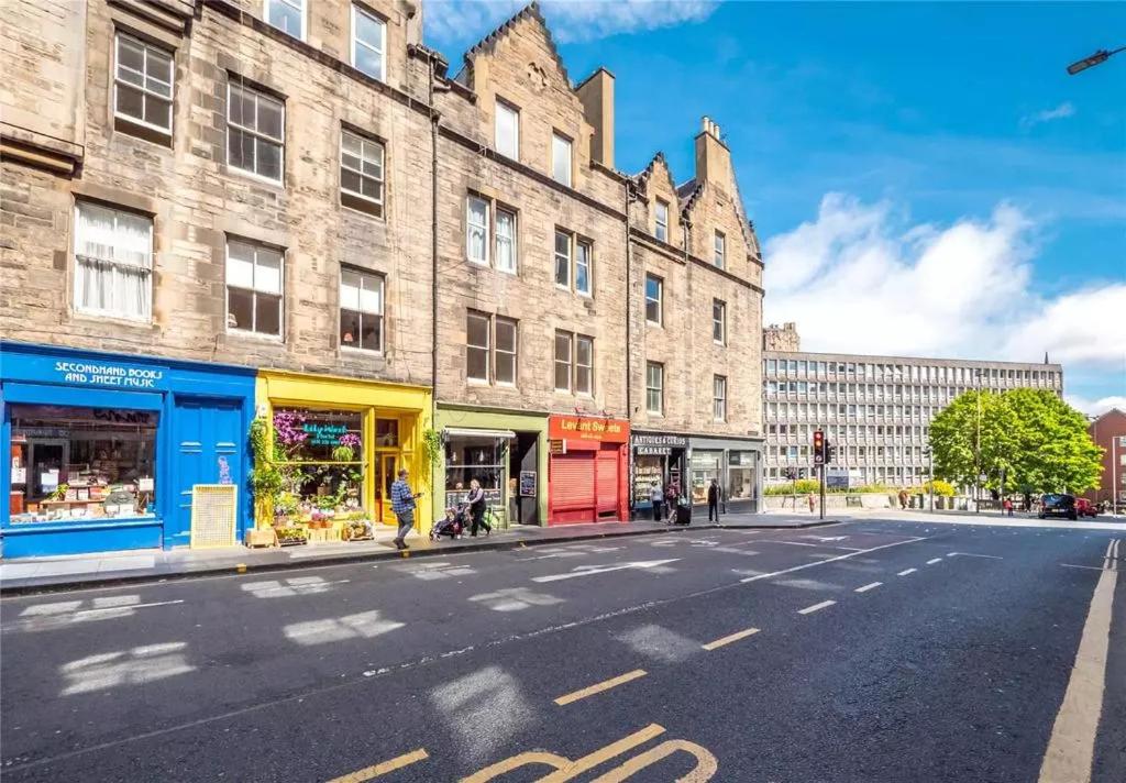 Spacious boutique two-bedroom apartment next to the castle