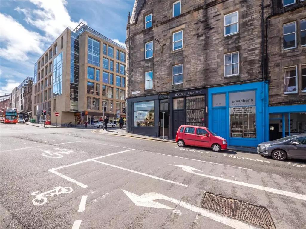 Spacious boutique two-bedroom apartment next to the castle