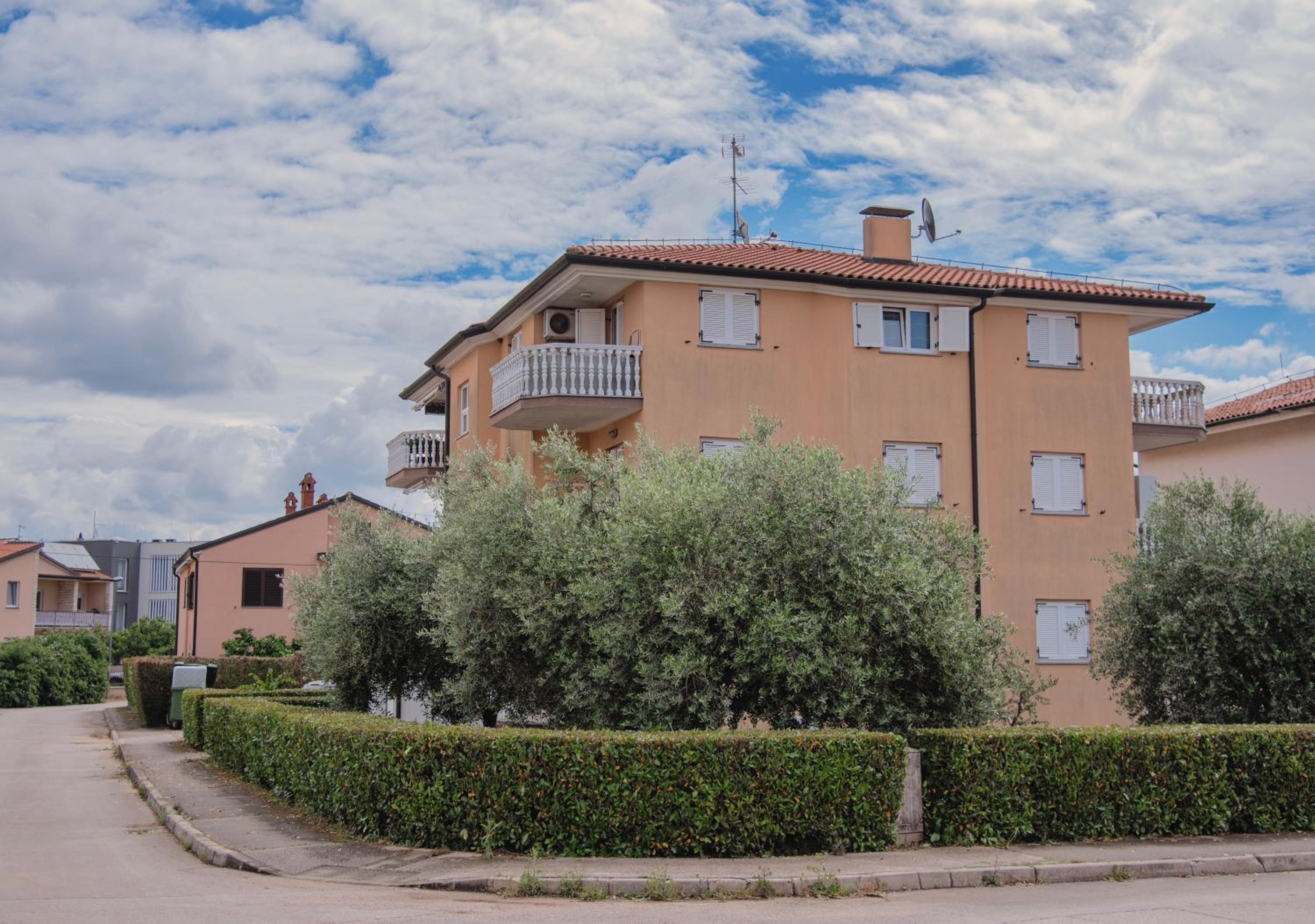 ULA LA - stylish boutique apartment & free parking view 3
