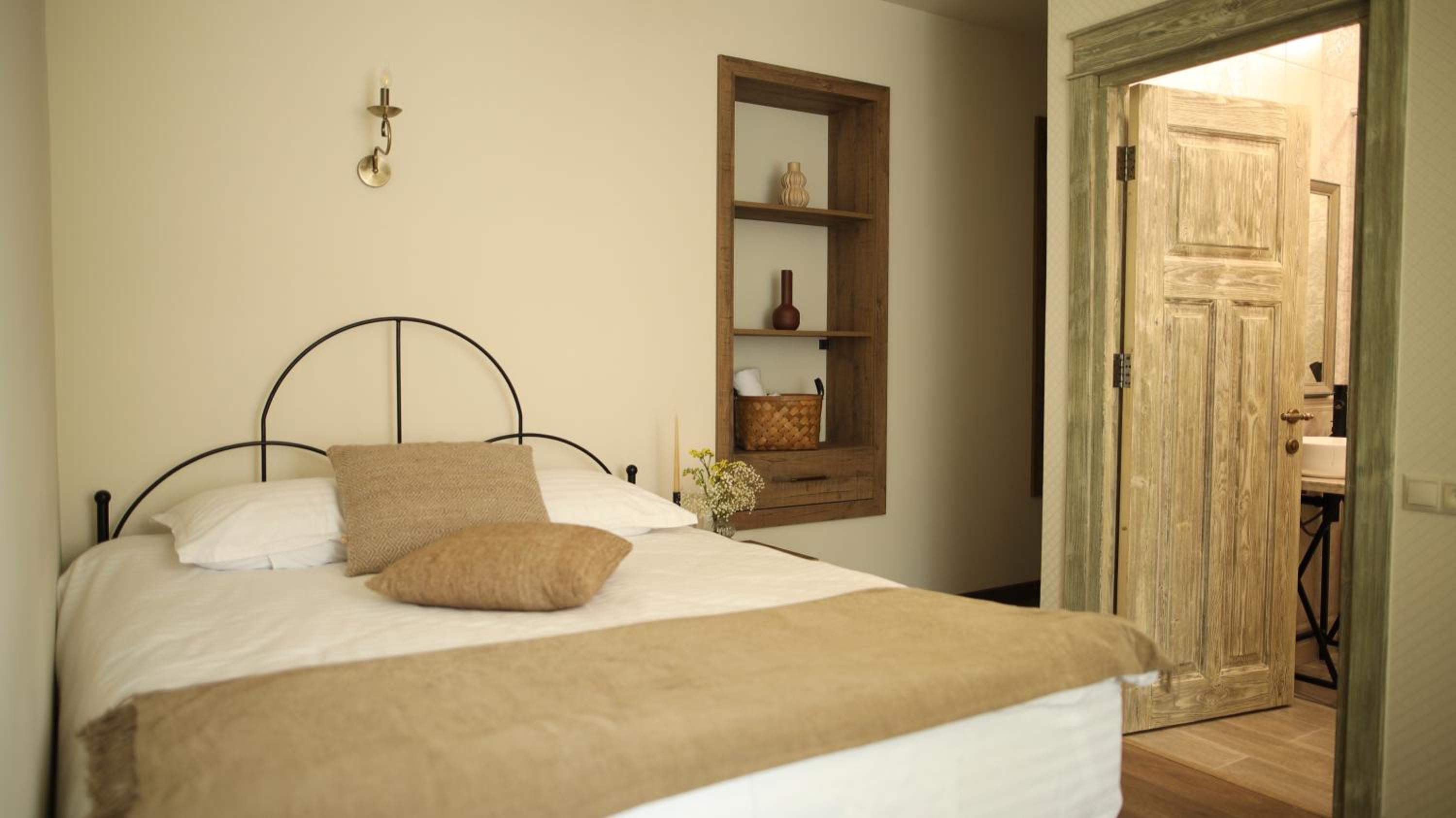 REDROOF Goris Boutique Hotel