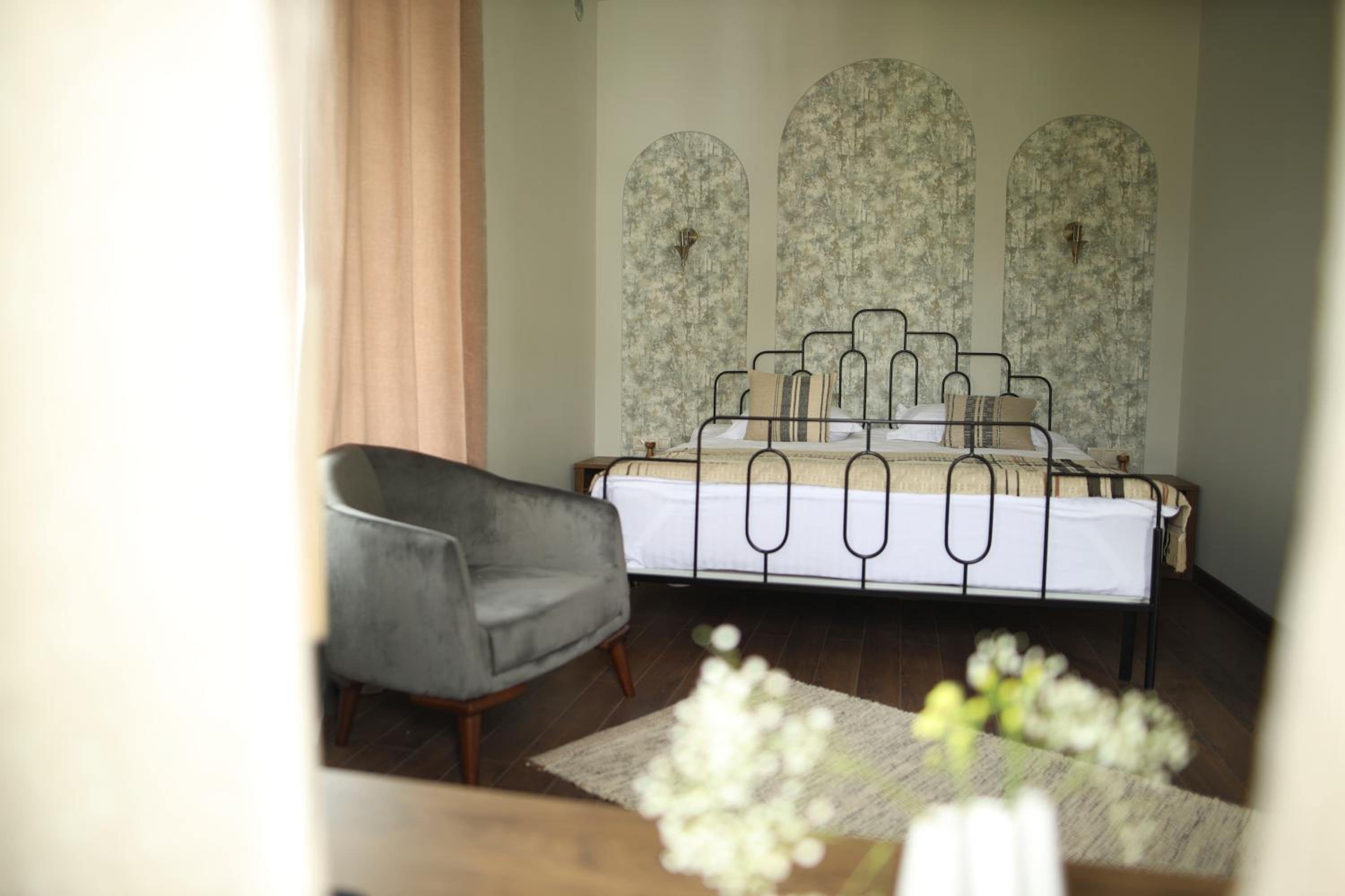 REDROOF Goris Boutique Hotel