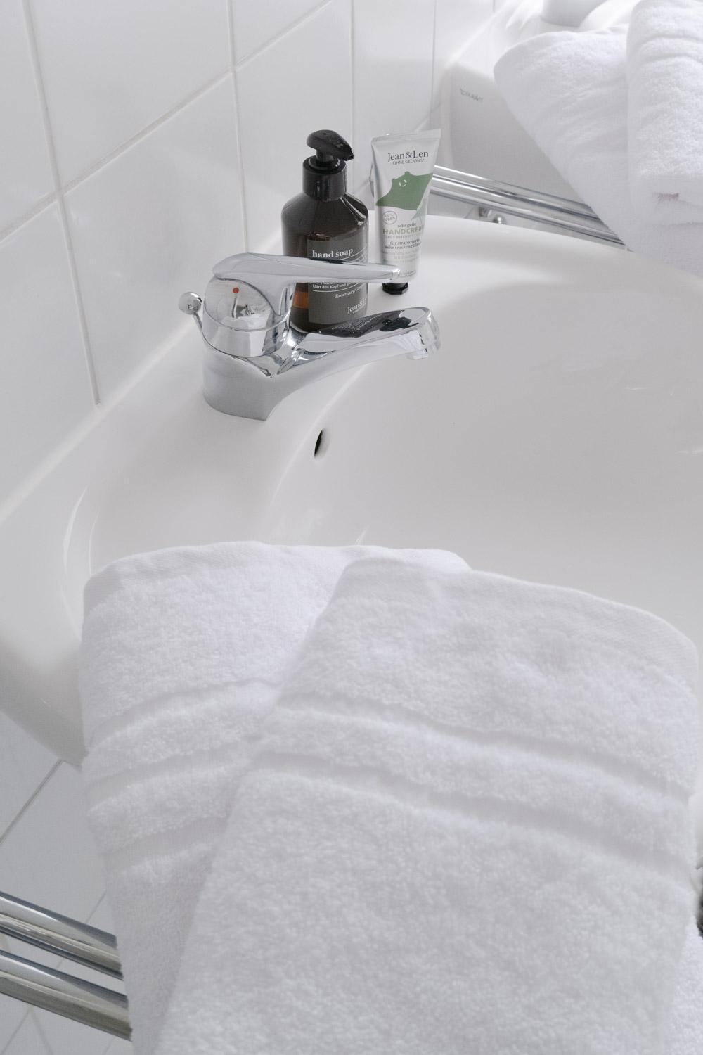 BELLA - Business&Family - 2 Zimmer direkt neben Schloß, Parkplatz, SmartTV, Netflix, Waschmaschine, 24h Checkin, 71qm, Kingsizebett, Hotelbettwäsche