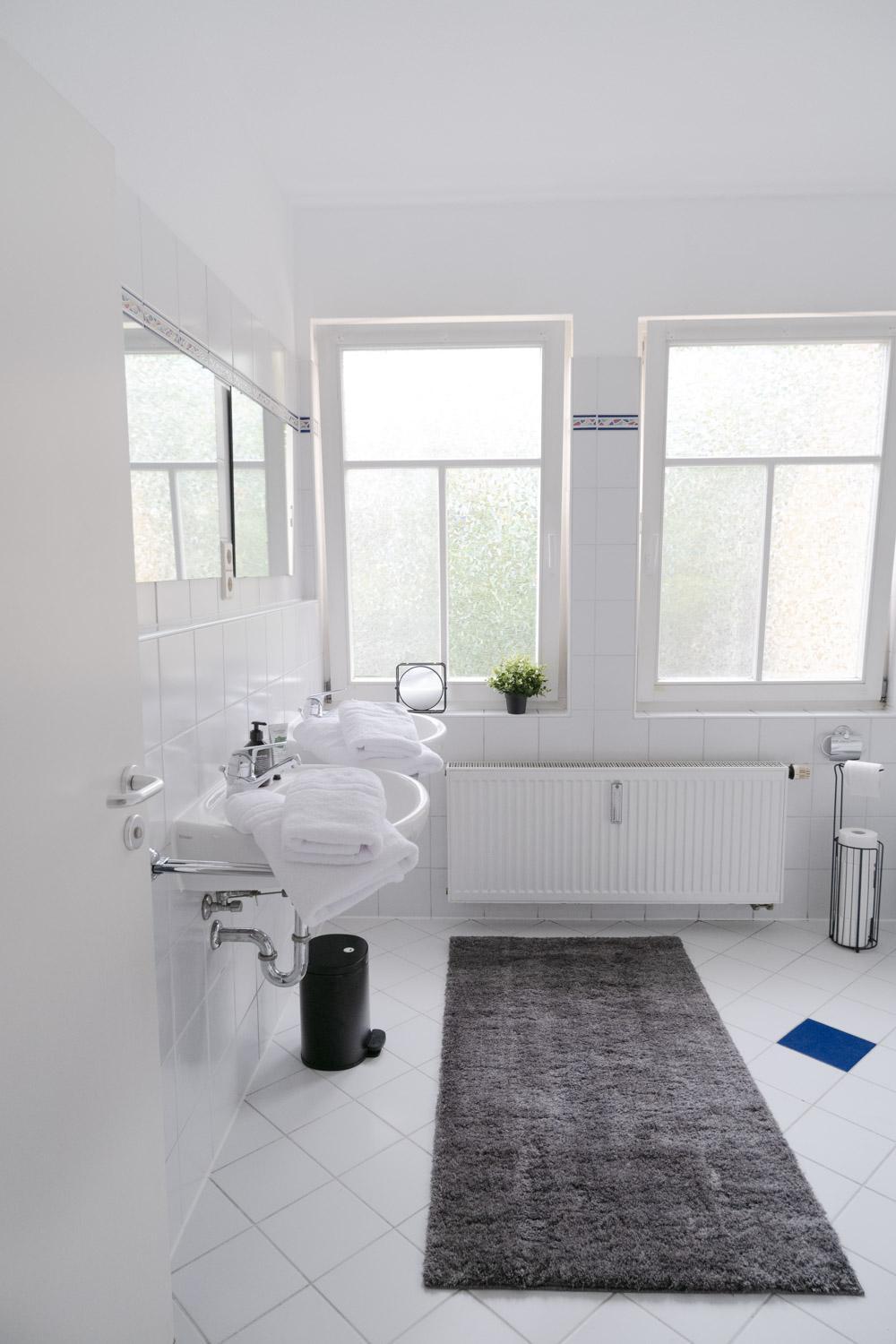 BELLA - Business&Family - 2 Zimmer direkt neben Schloß, Parkplatz, SmartTV, Netflix, Waschmaschine, 24h Checkin, 71qm, Kingsizebett, Hotelbettwäsche