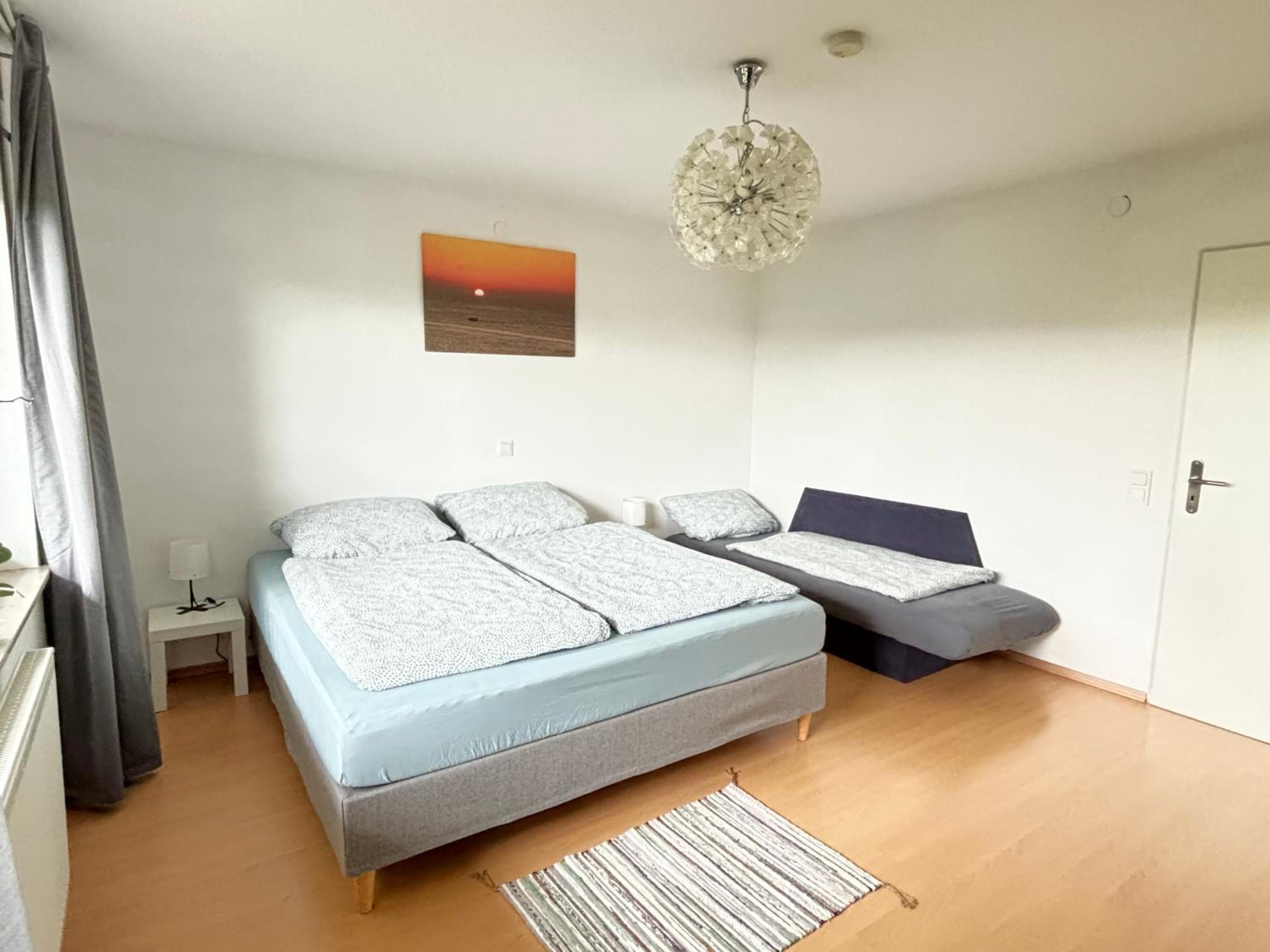 Panorama-Haus Ferienwohnung SÄNTIS - Schlafzimmer, Wohnzimmer, Küche, Bad, Sonnenterrasse mit Bergblick im Garten
