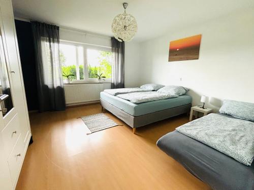 Panorama-Haus Ferienwohnung SÄNTIS - Schlafzimmer, Wohnzimmer, Küche, Bad, Sonnenterrasse mit Bergblick im Garten