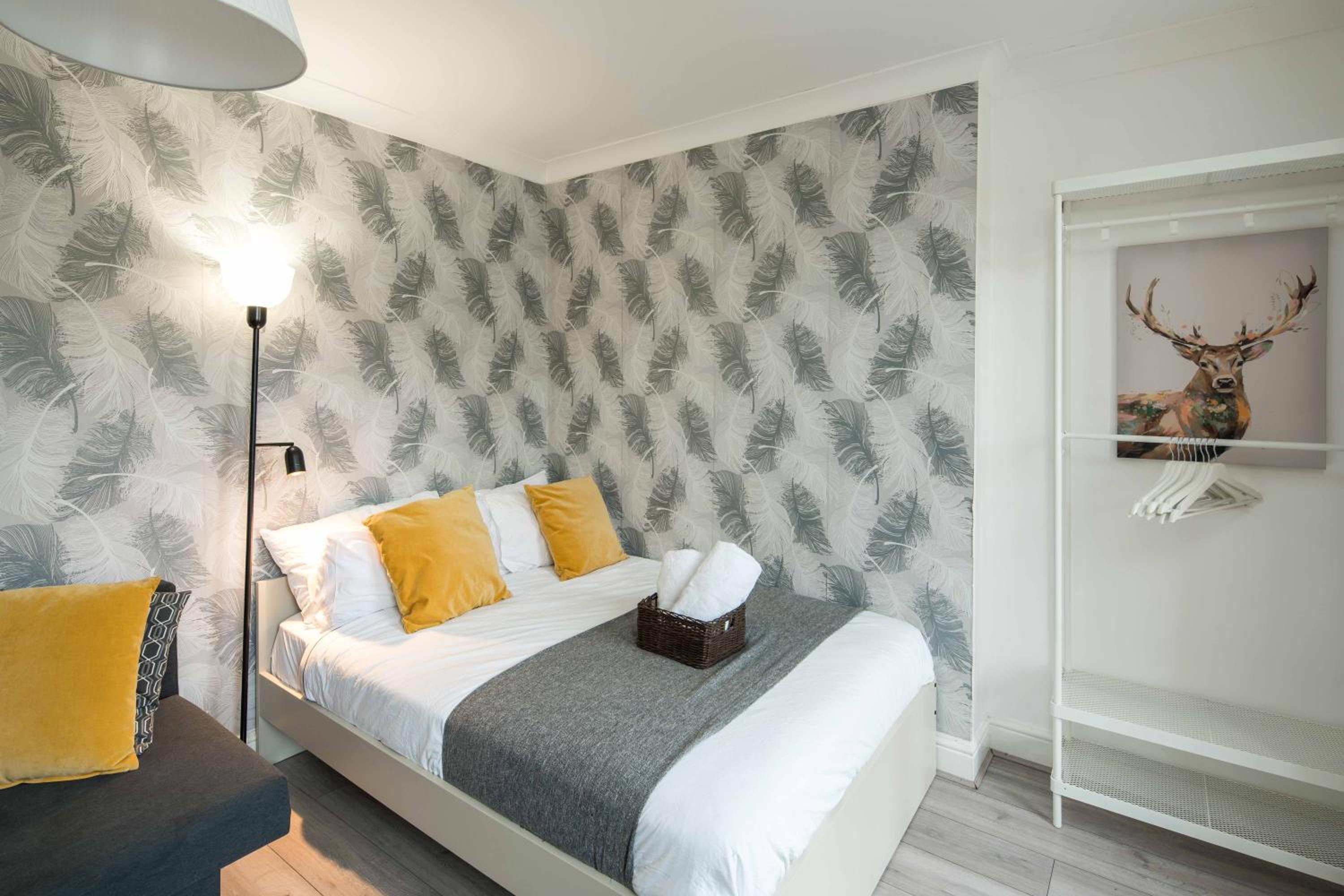 Private Double Room shared bathroom near city centre view 4