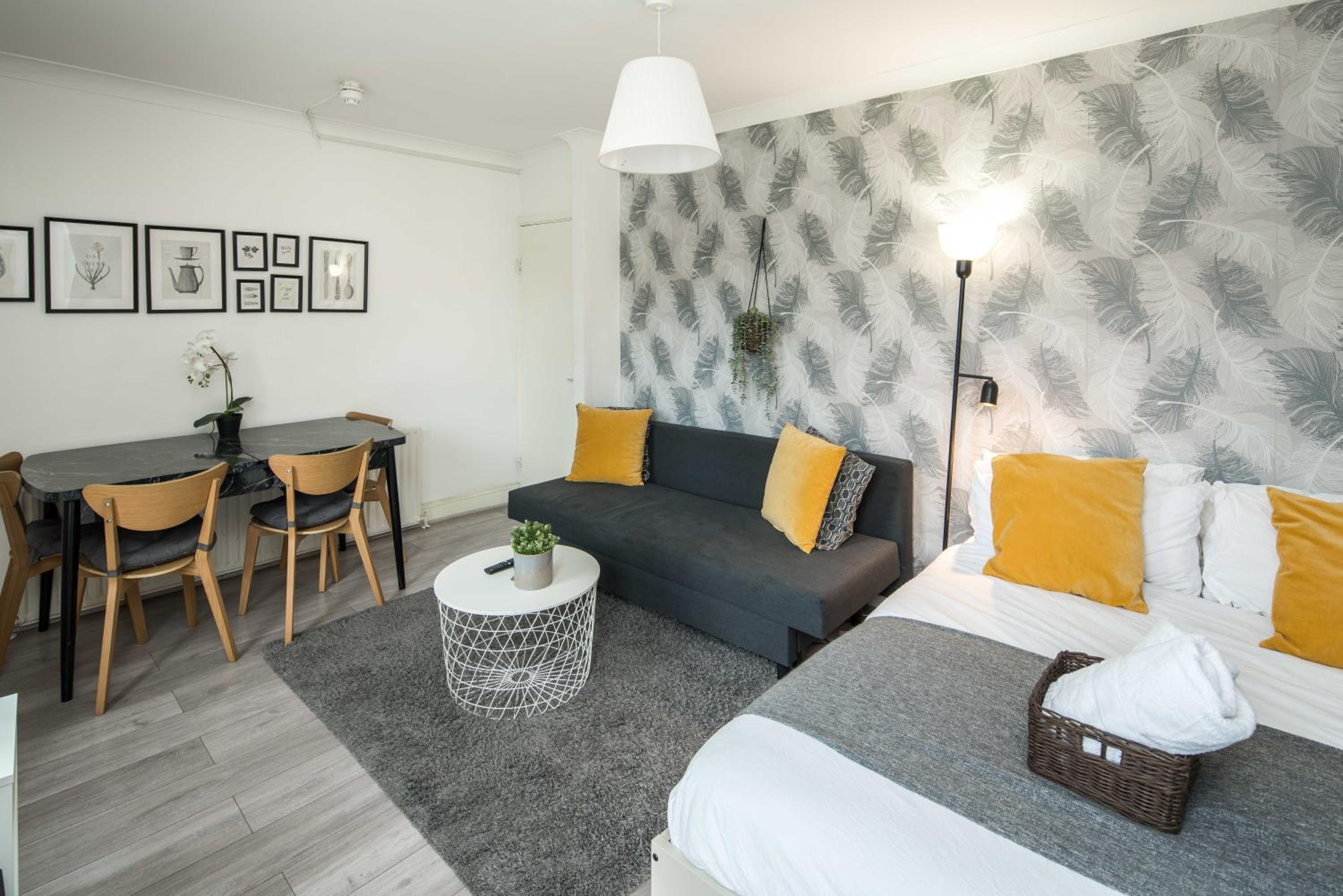 Private Double Room shared bathroom near city centre view 5