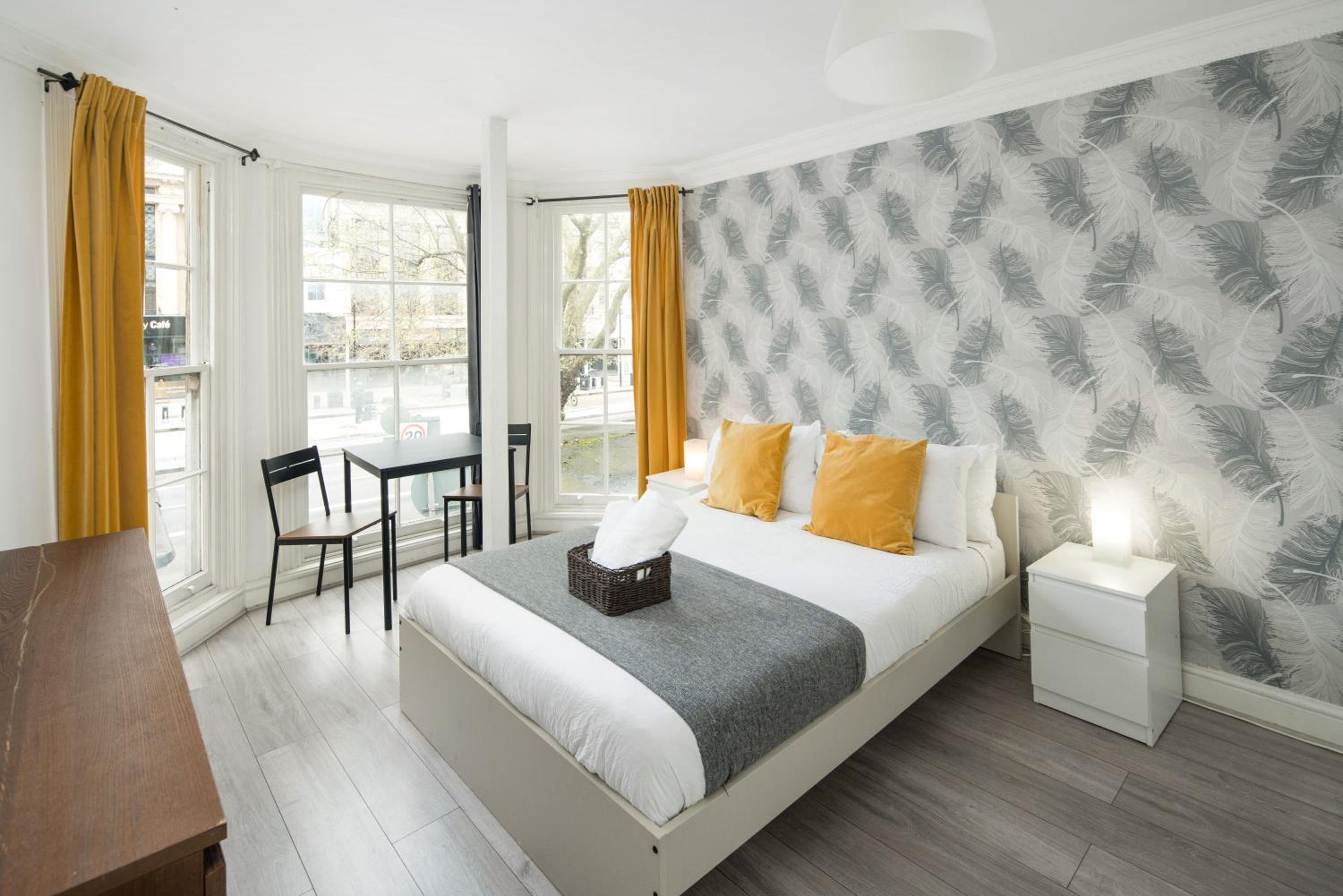 Private Double Room shared bathroom near city centre view 2