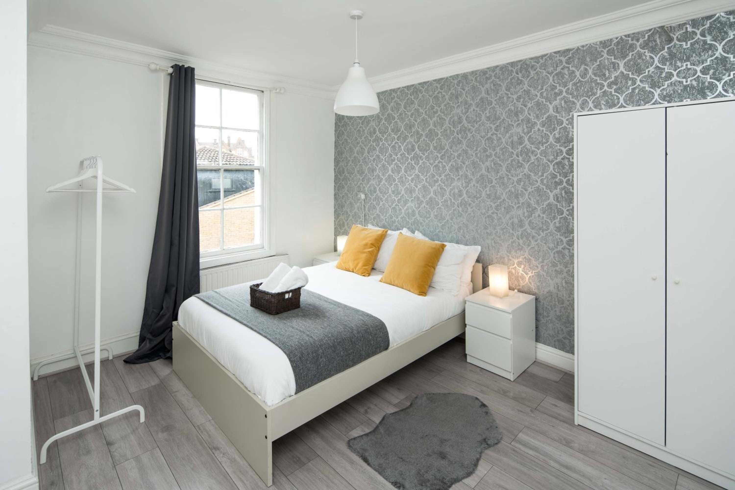 Private Double Room shared bathroom near city centre view 3