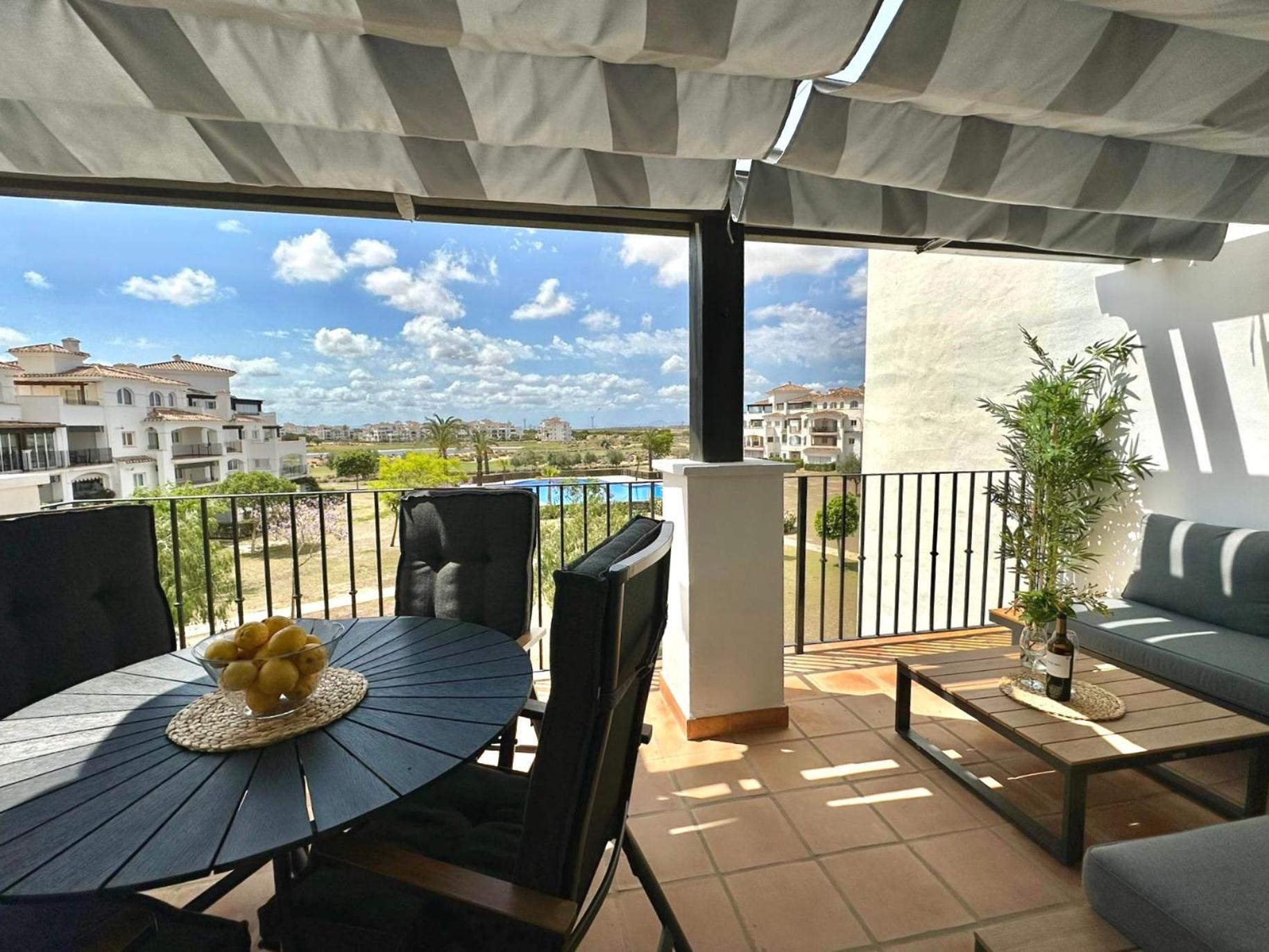 Stunning apartment with a beautiful pool/lake view