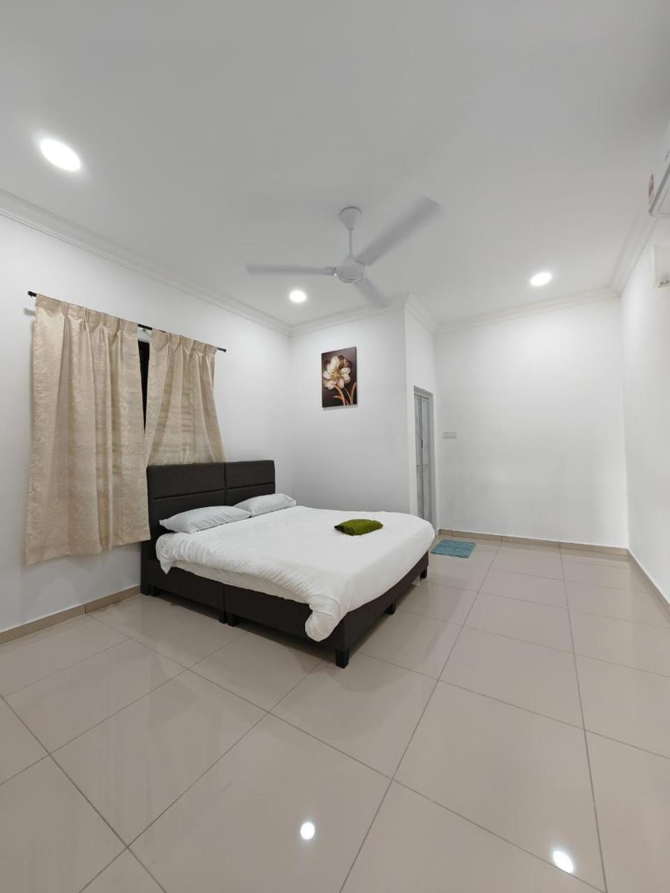 Paragon Homestay Melaka - 10Pax,5BR,5Bath photo 5