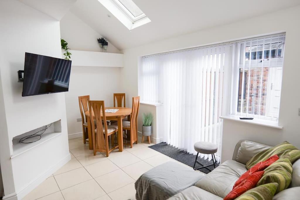 Motorway Access, Cosy Flat