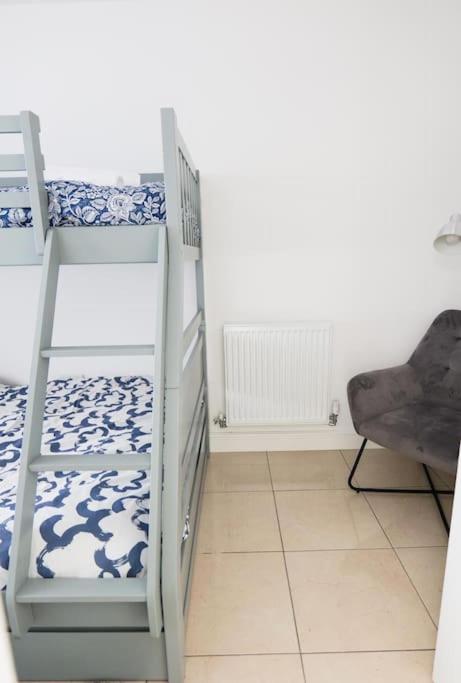Motorway Access, Cosy Flat