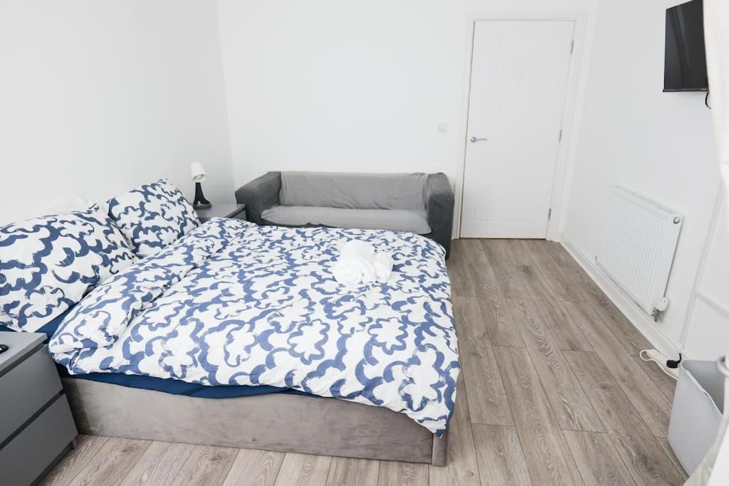 Motorway Access, Cosy Flat
