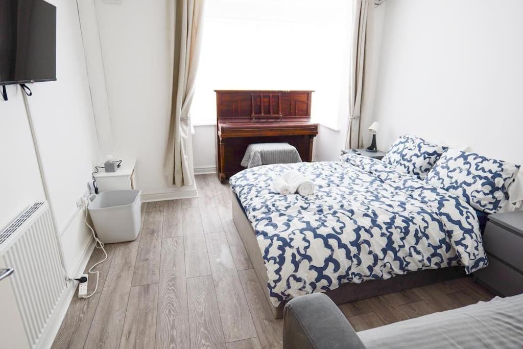 Motorway Access, Cosy Flat