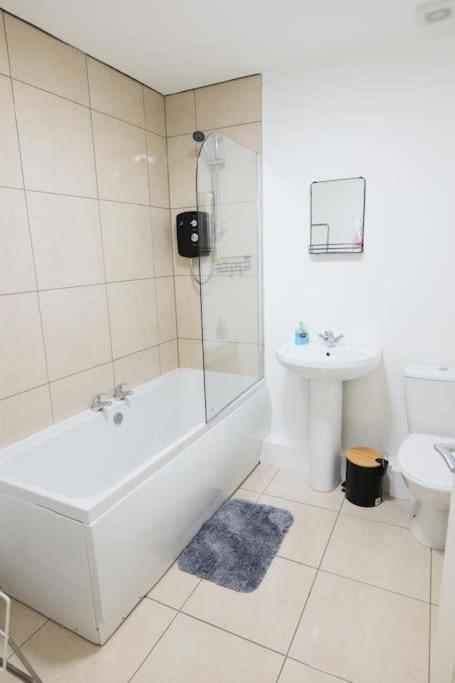 Motorway Access, Cosy Flat