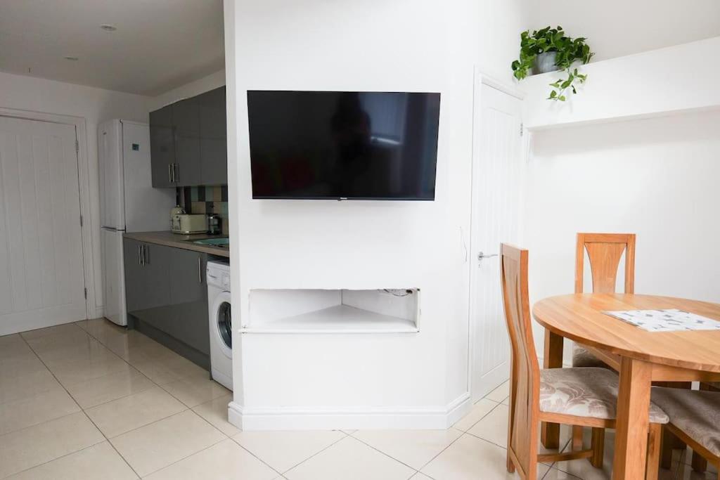 Motorway Access, Cosy Flat