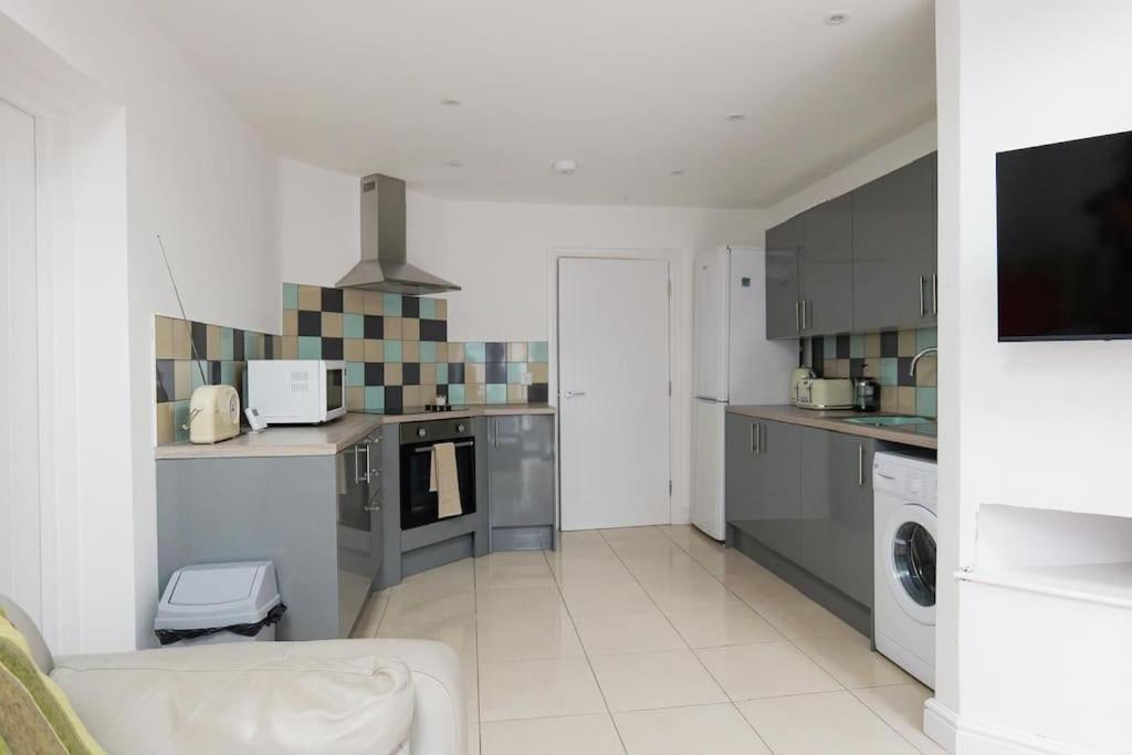 Motorway Access, Cosy Flat