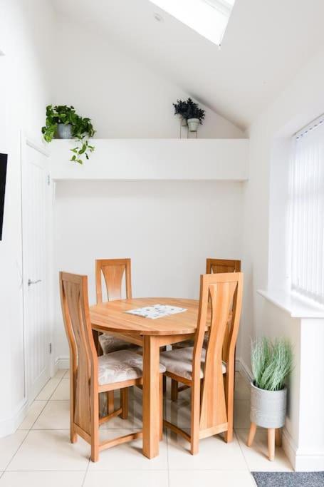 Motorway Access, Cosy Flat