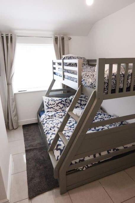 Motorway Access, Cosy Flat