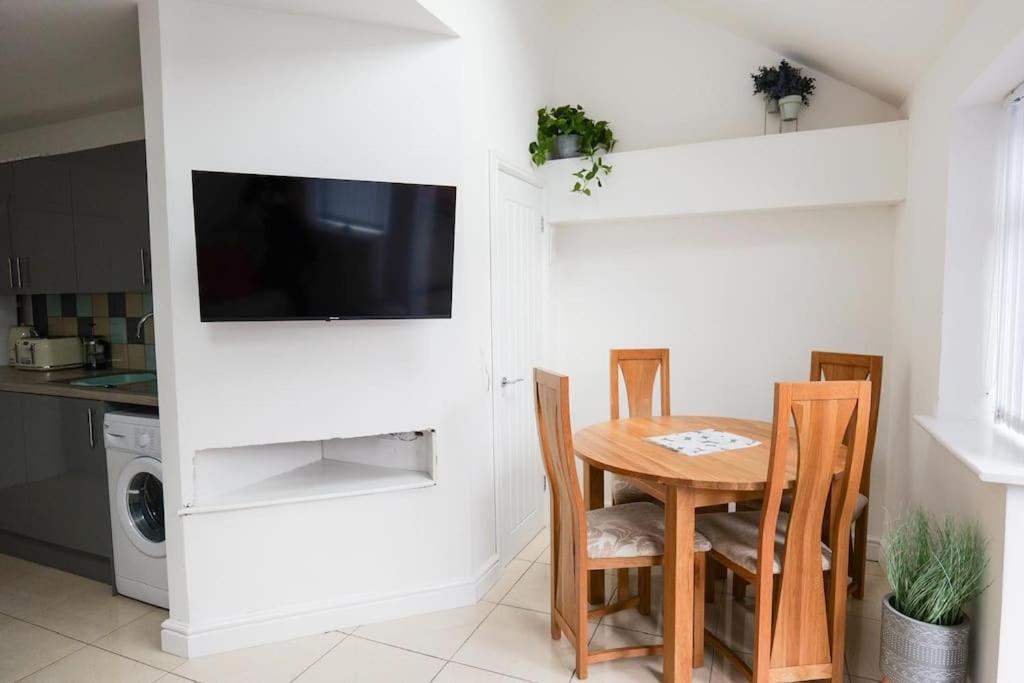 Motorway Access, Cosy Flat