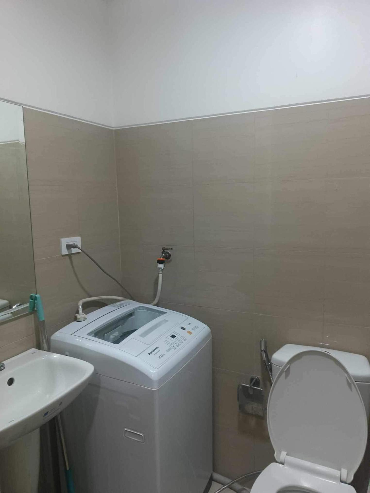 Big Cut End-Unit Condo In SHORE RESIDENCES view 4