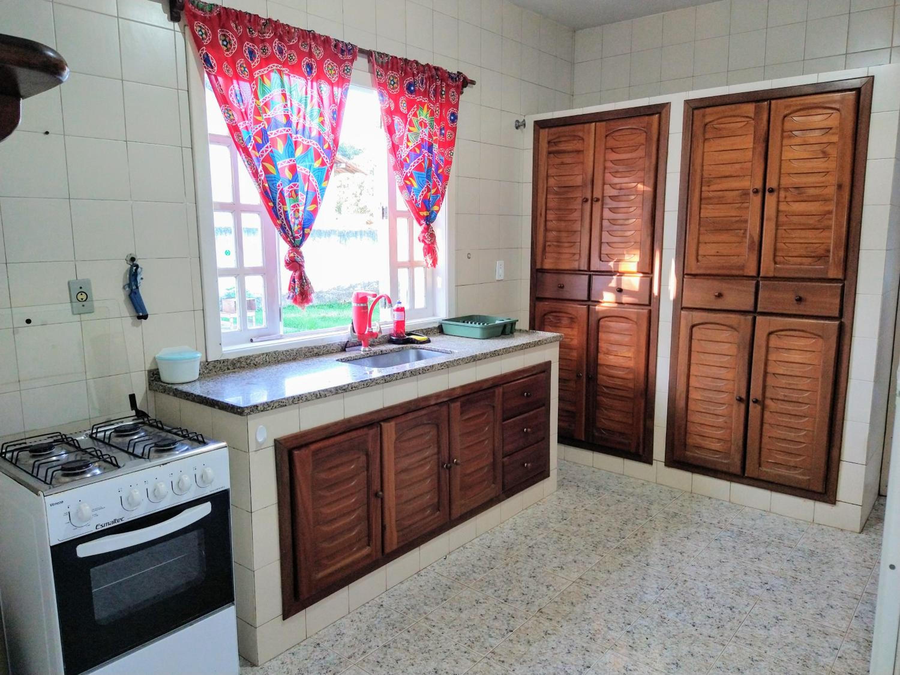Excelente casa com 3 quartos com suíte e quintal enorme gramado a 600m da praia em Saquarema para até 8 pessoas