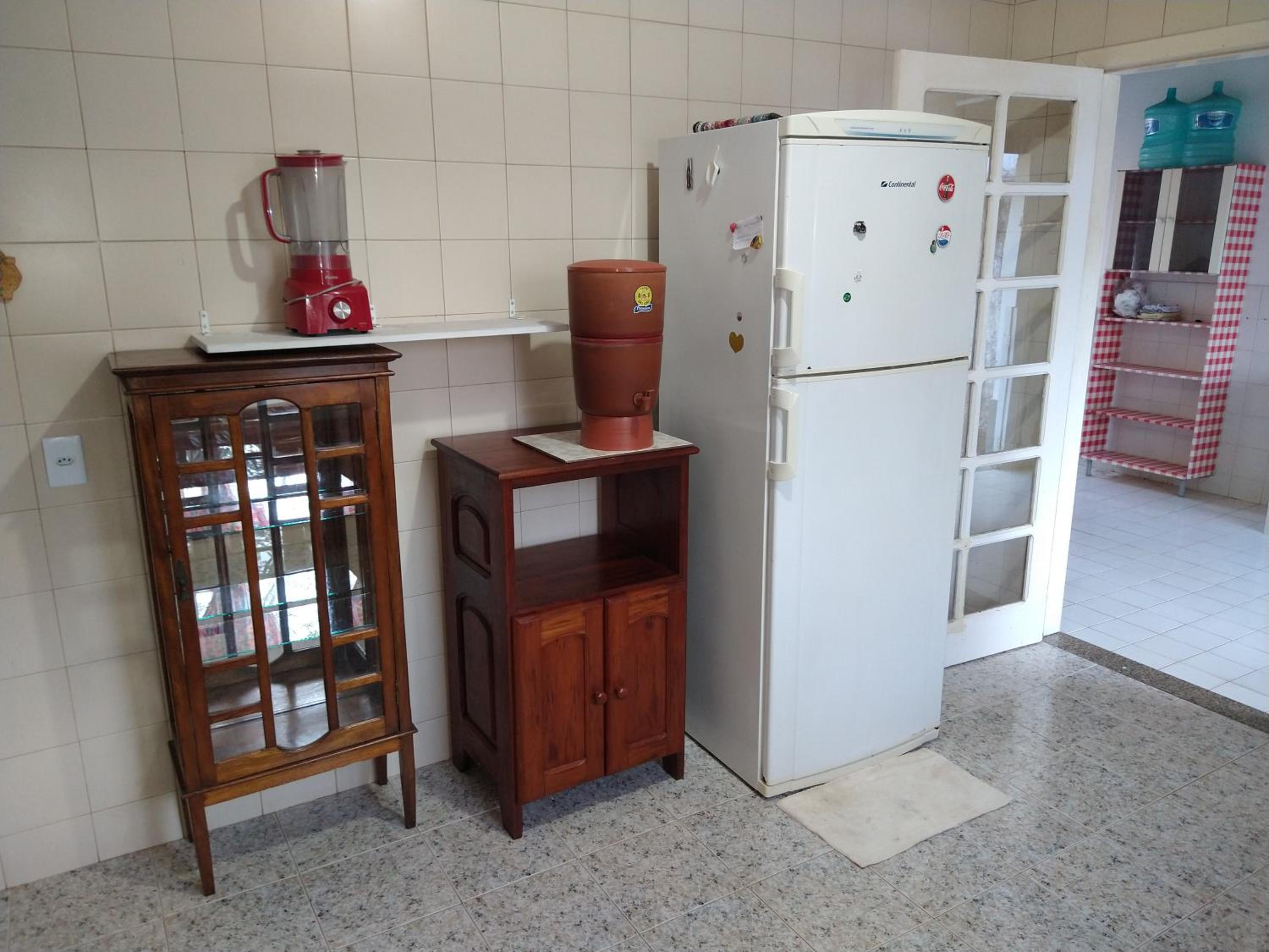 Excelente casa com 3 quartos com suíte e quintal enorme gramado a 600m da praia em Saquarema para até 8 pessoas
