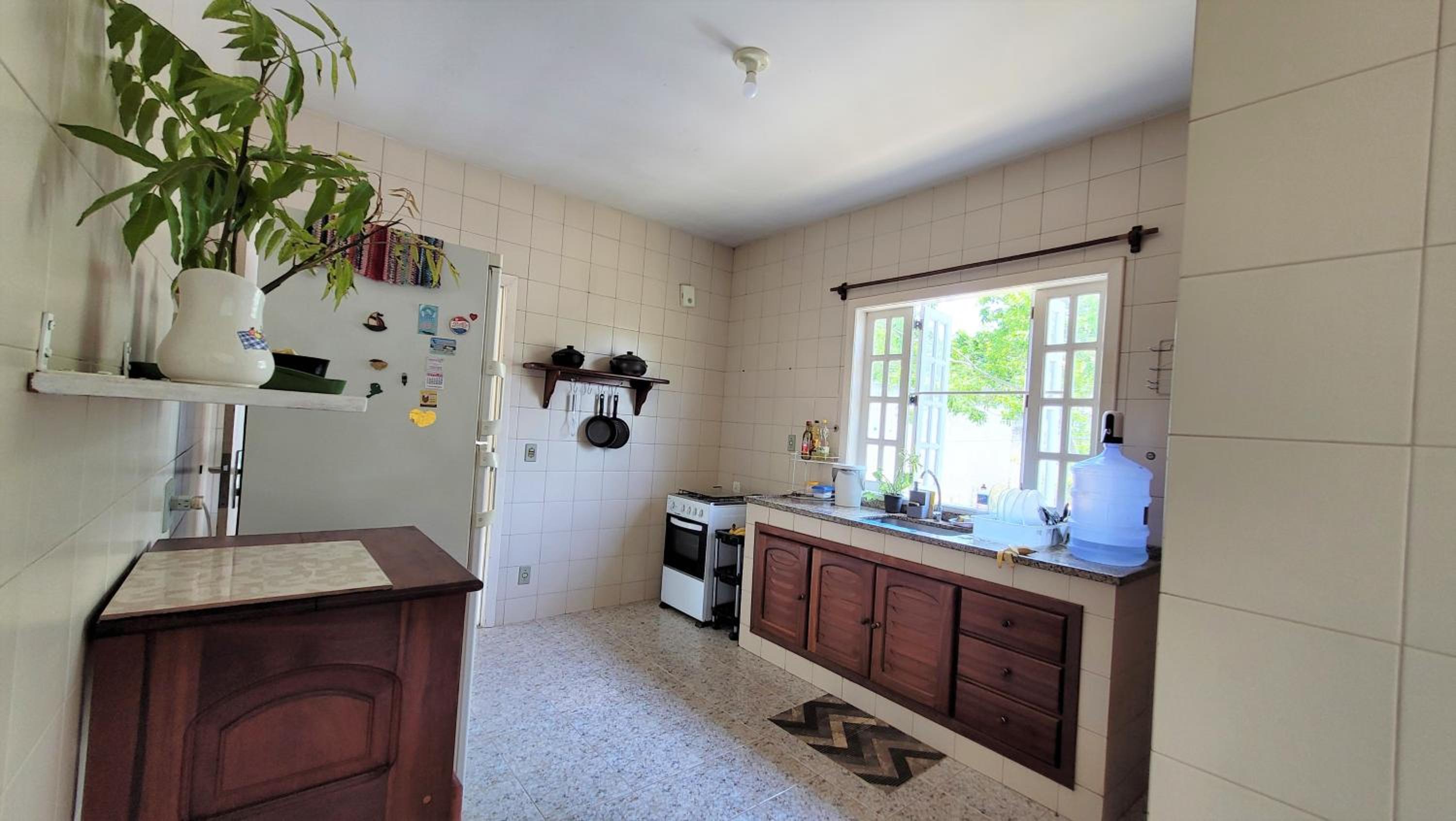 Excelente casa com 3 quartos com suíte e quintal enorme gramado a 600m da praia em Saquarema para até 8 pessoas
