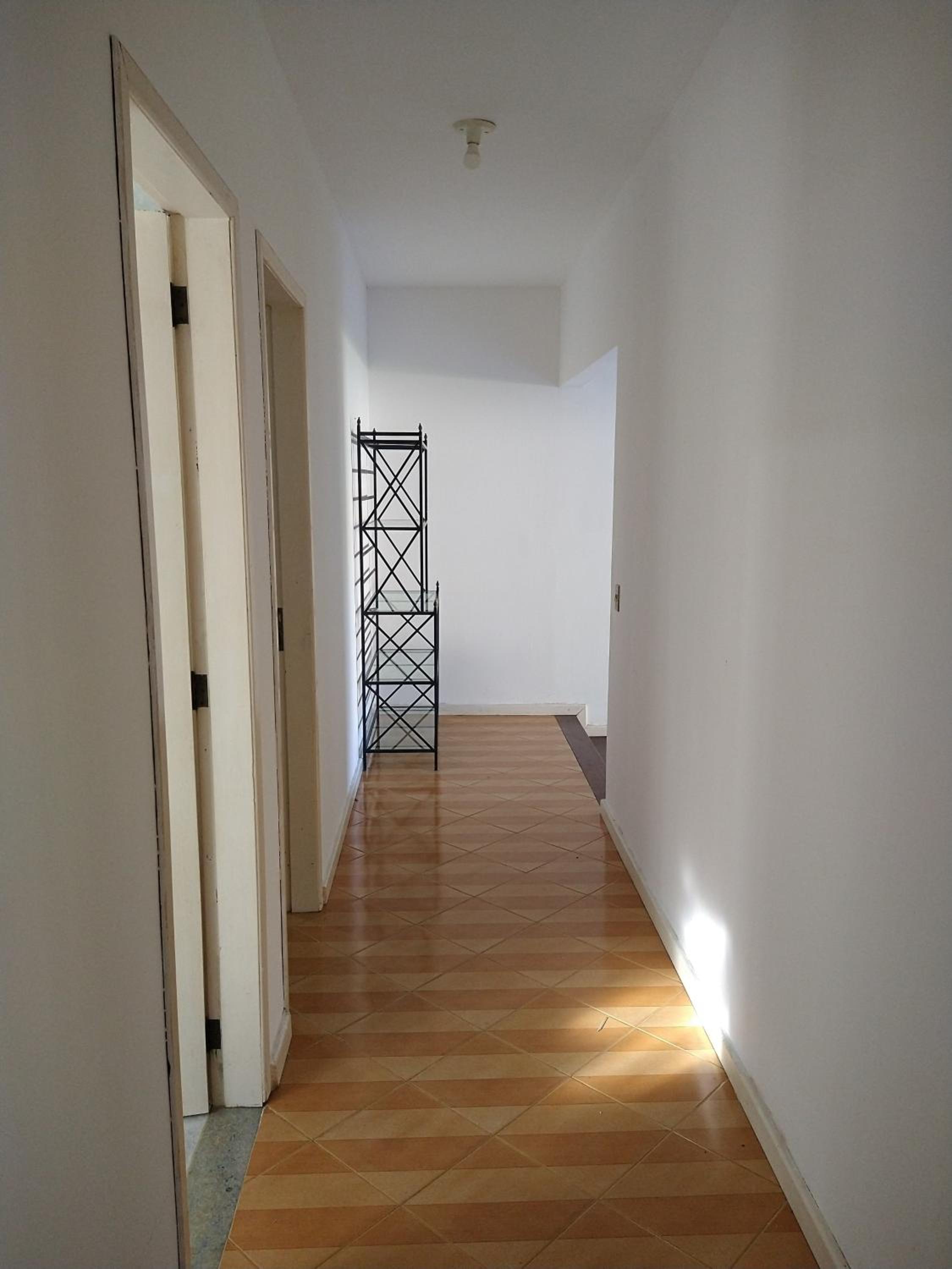 Excelente casa com 3 quartos com suíte e quintal enorme gramado a 600m da praia em Saquarema para até 8 pessoas