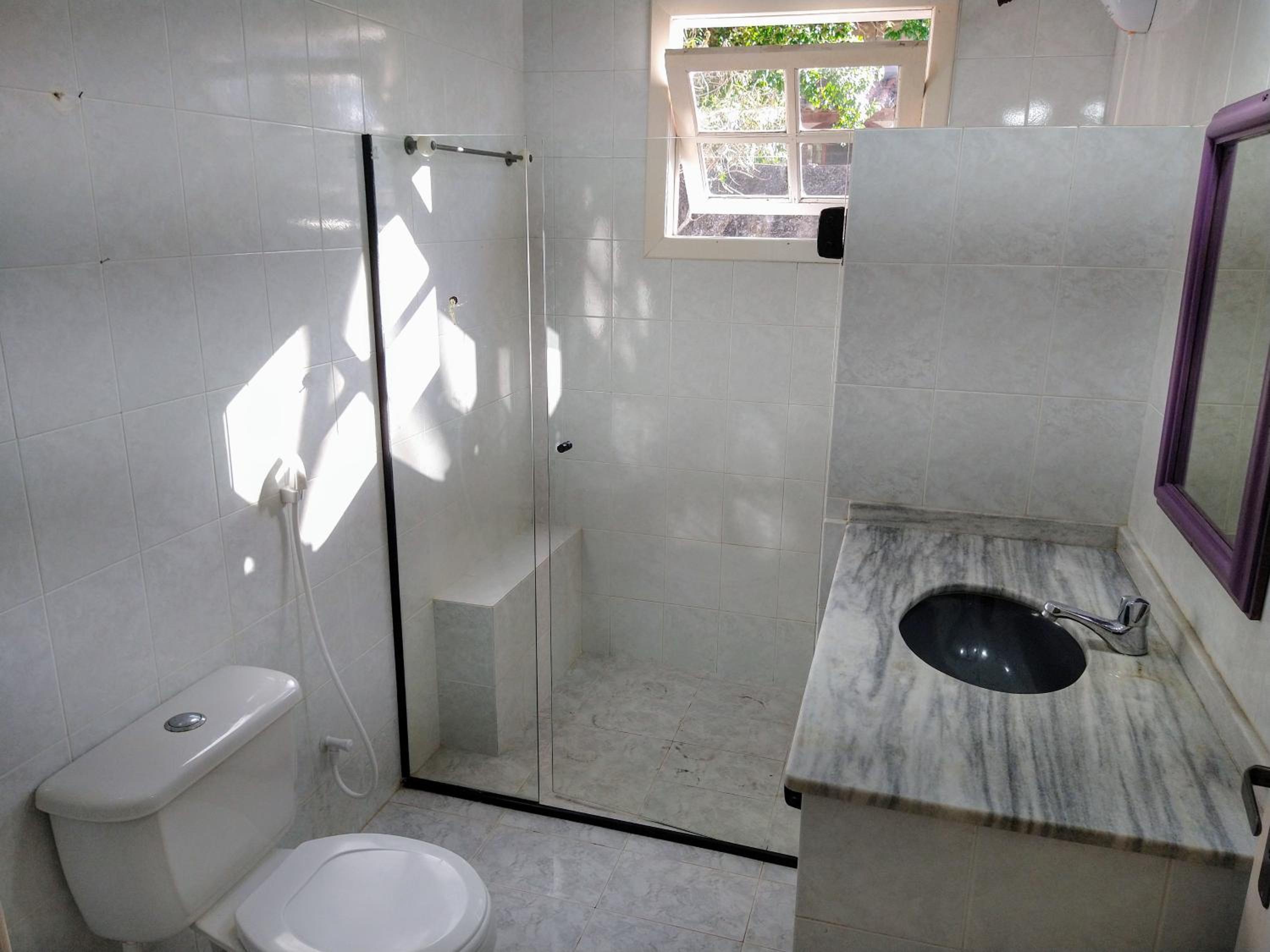 Excelente casa com 3 quartos com suíte e quintal enorme gramado a 600m da praia em Saquarema para até 8 pessoas