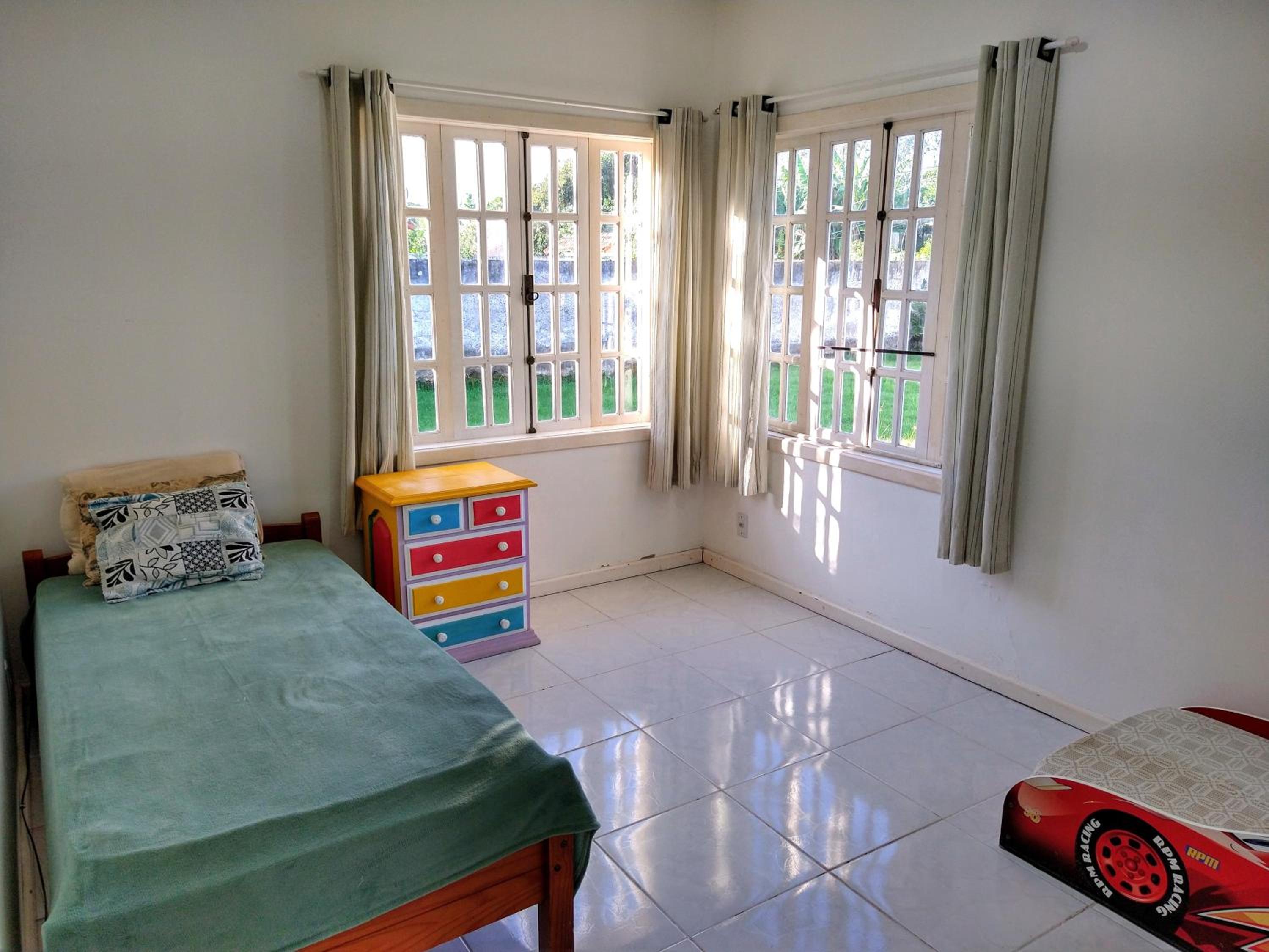 Excelente casa com 3 quartos com suíte e quintal enorme gramado a 600m da praia em Saquarema para até 8 pessoas