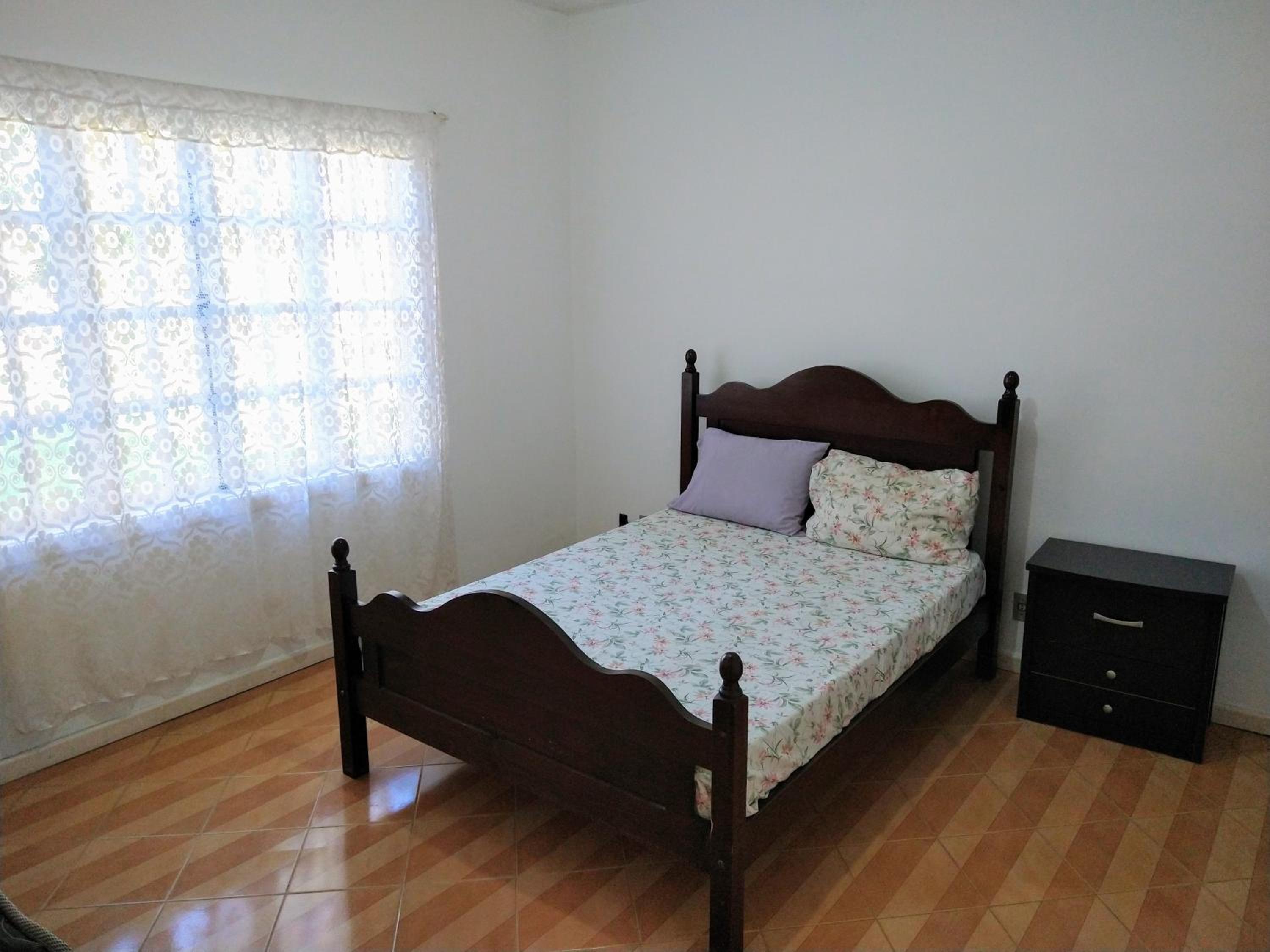 Excelente casa com 3 quartos com suíte e quintal enorme gramado a 600m da praia em Saquarema para até 8 pessoas