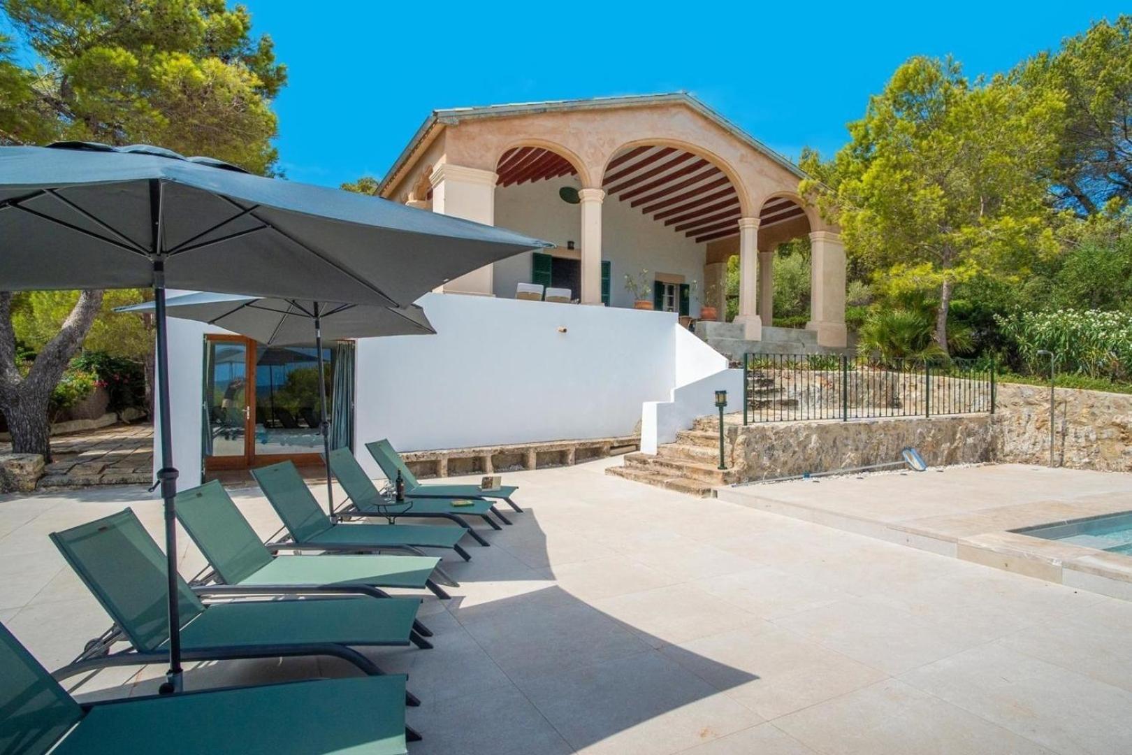 Atemberaubende Villa mit Meerblick und Pool