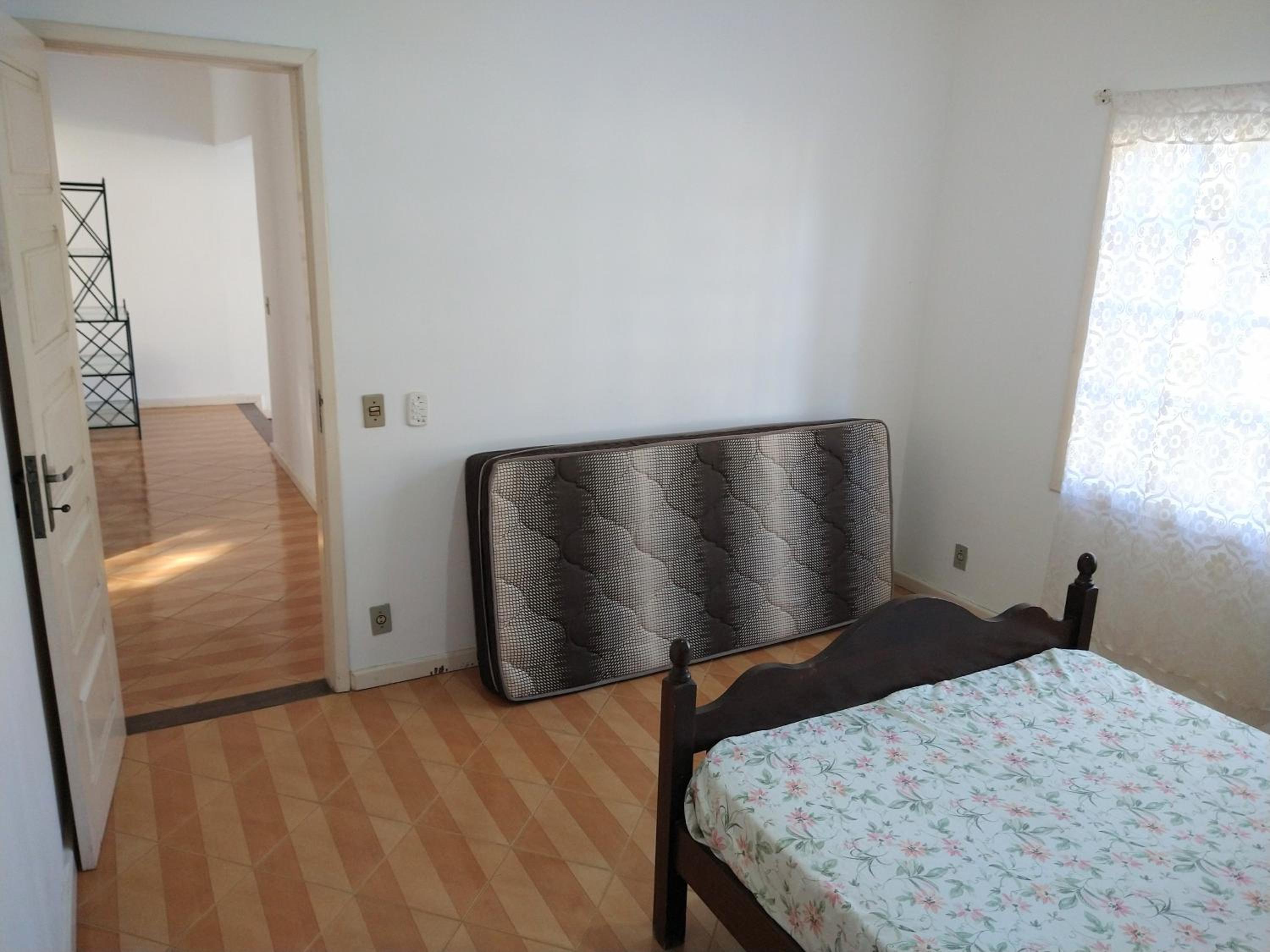 Excelente casa com 3 quartos com suíte e quintal enorme gramado a 600m da praia em Saquarema para até 8 pessoas