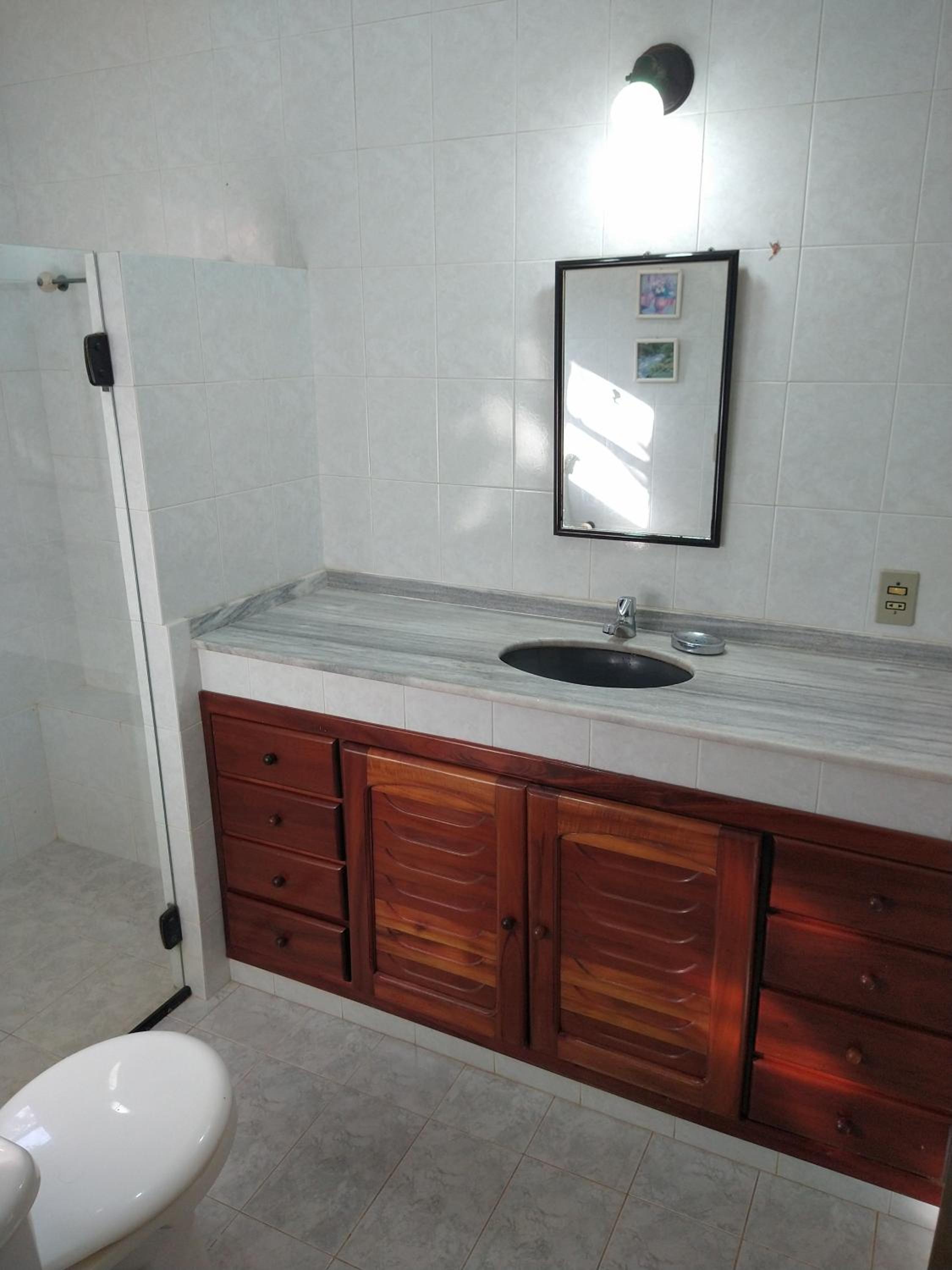 Excelente casa com 3 quartos com suíte e quintal enorme gramado a 600m da praia em Saquarema para até 8 pessoas