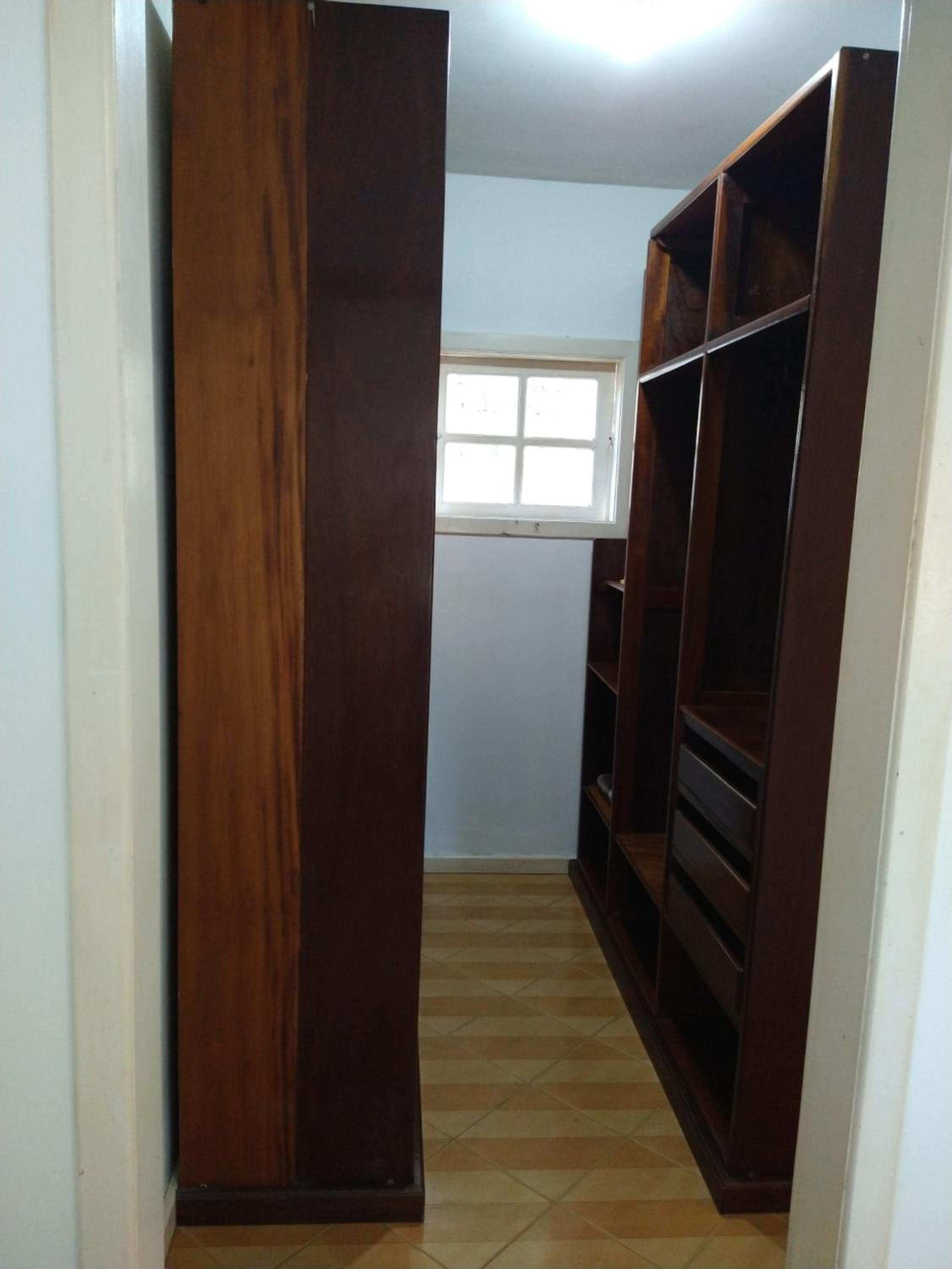 Excelente casa com 3 quartos com suíte e quintal enorme gramado a 600m da praia em Saquarema para até 8 pessoas