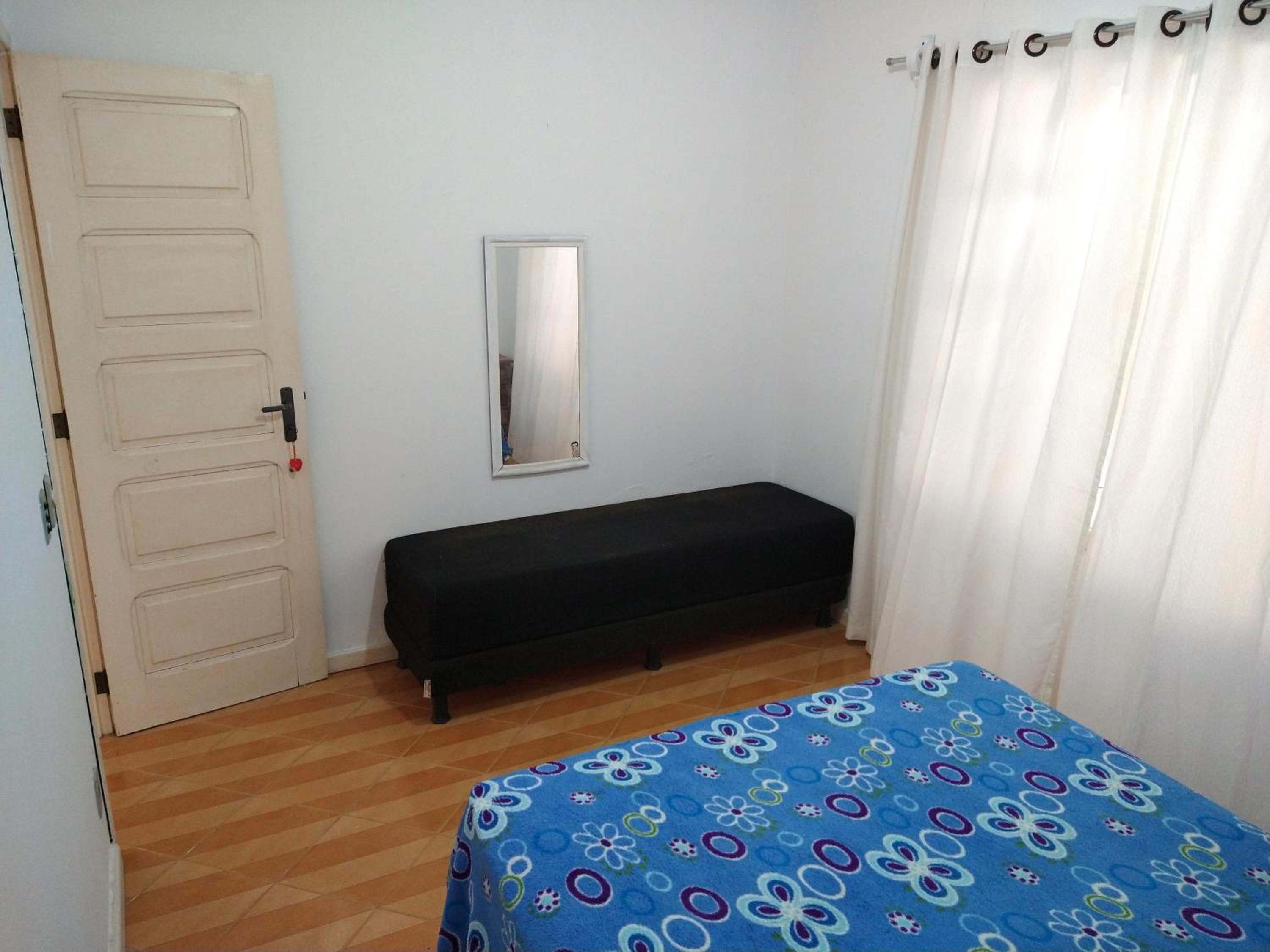 Excelente casa com 3 quartos com suíte e quintal enorme gramado a 600m da praia em Saquarema para até 8 pessoas