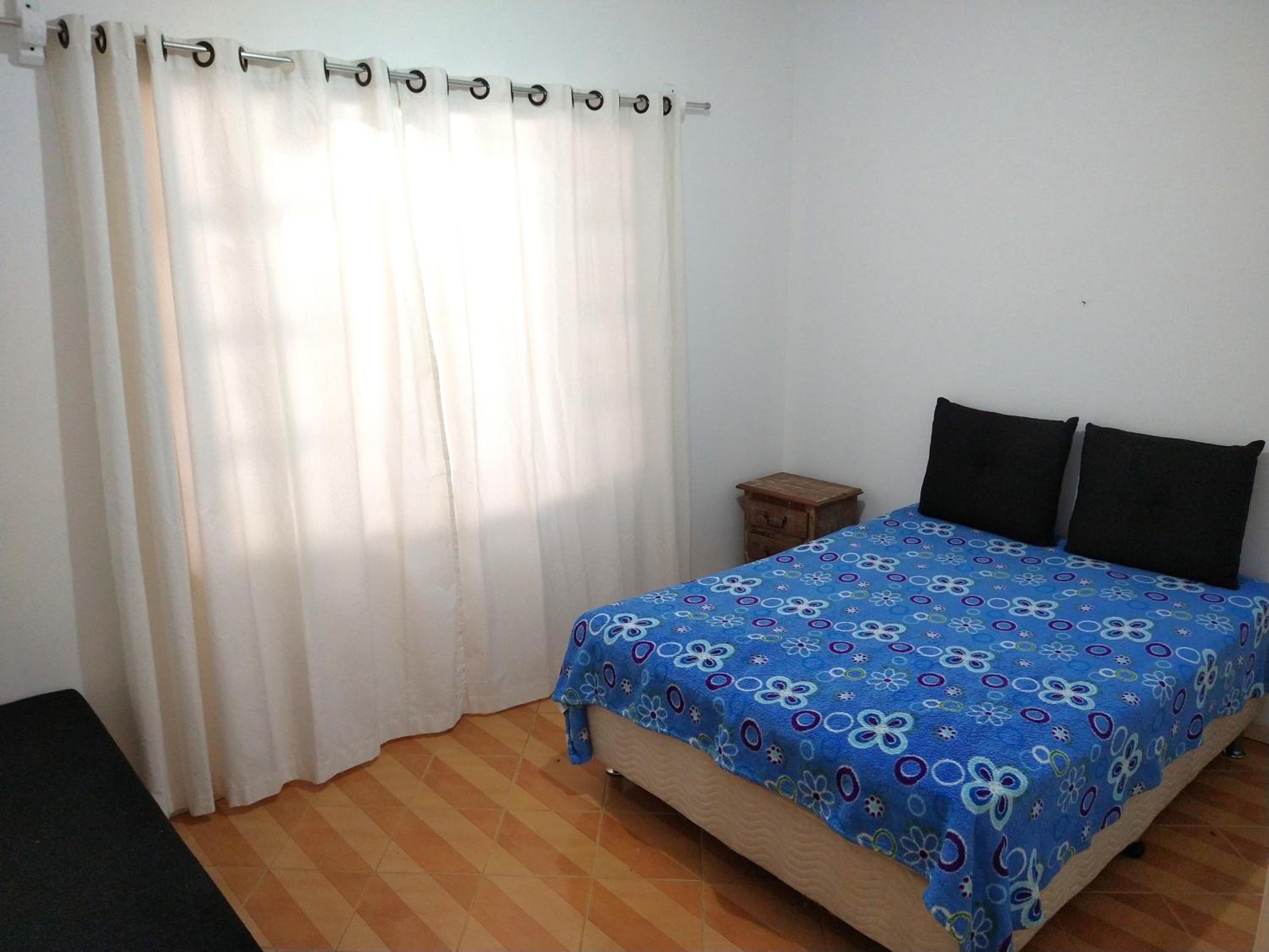 Excelente casa com 3 quartos com suíte e quintal enorme gramado a 600m da praia em Saquarema para até 8 pessoas