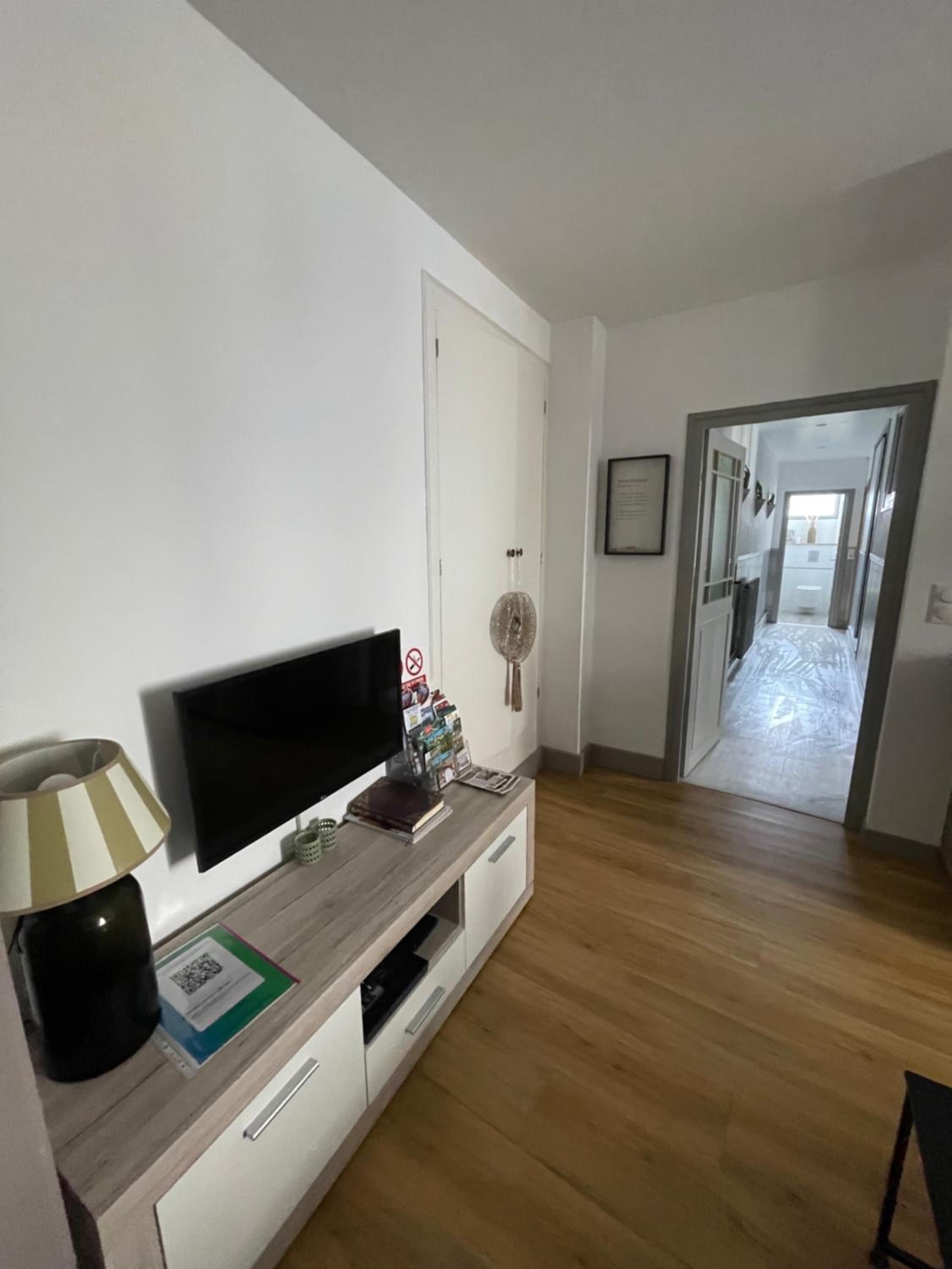 Liberté et Confort, appartement entier, moderne avec 2 chambres et cuisine équipée au coeur de Semur